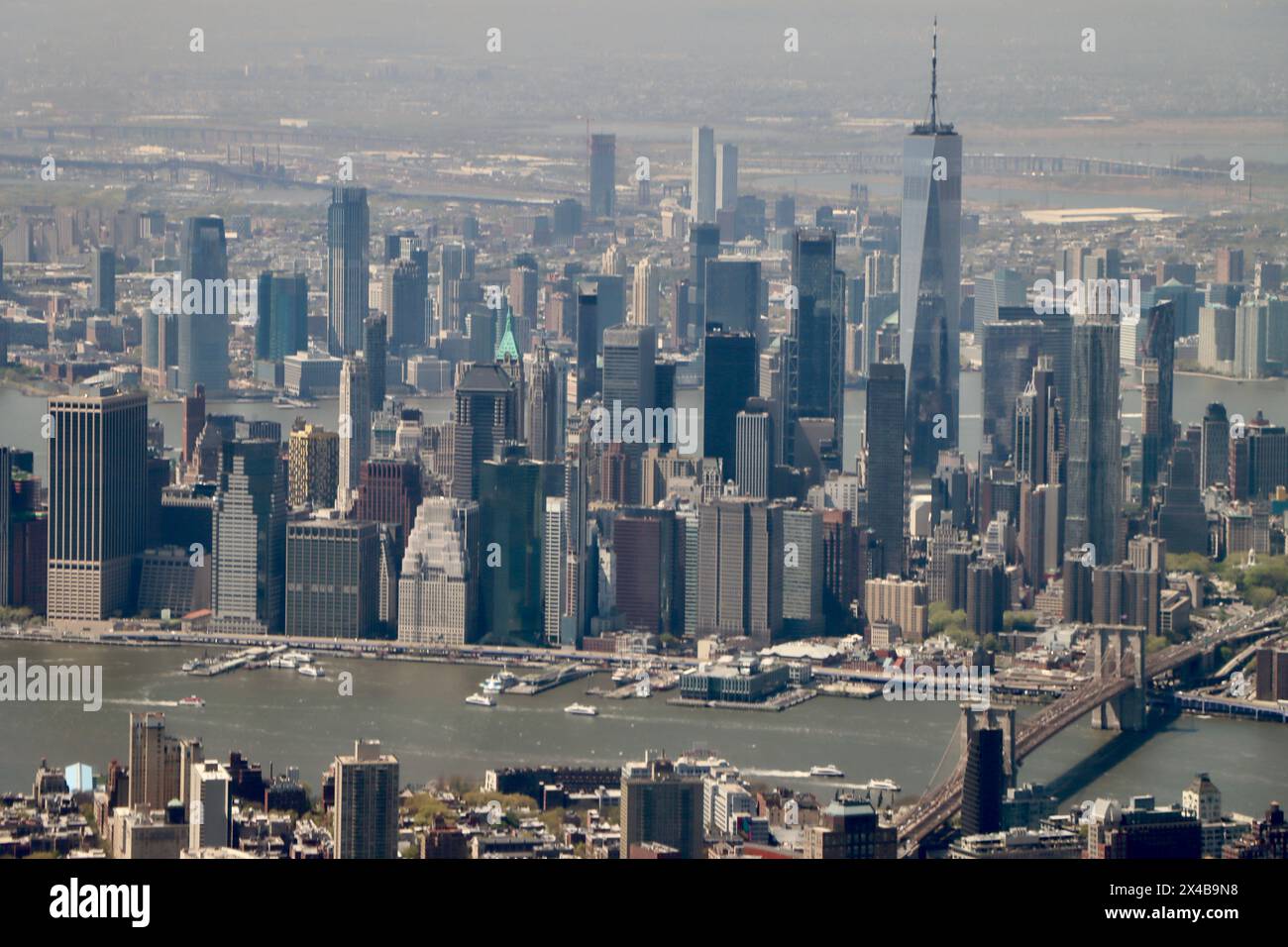 Vista aerea del ponte di Brooklyn sull'East River da Brooklyn a Manhattan meridionale, aprile 2024 Foto Stock