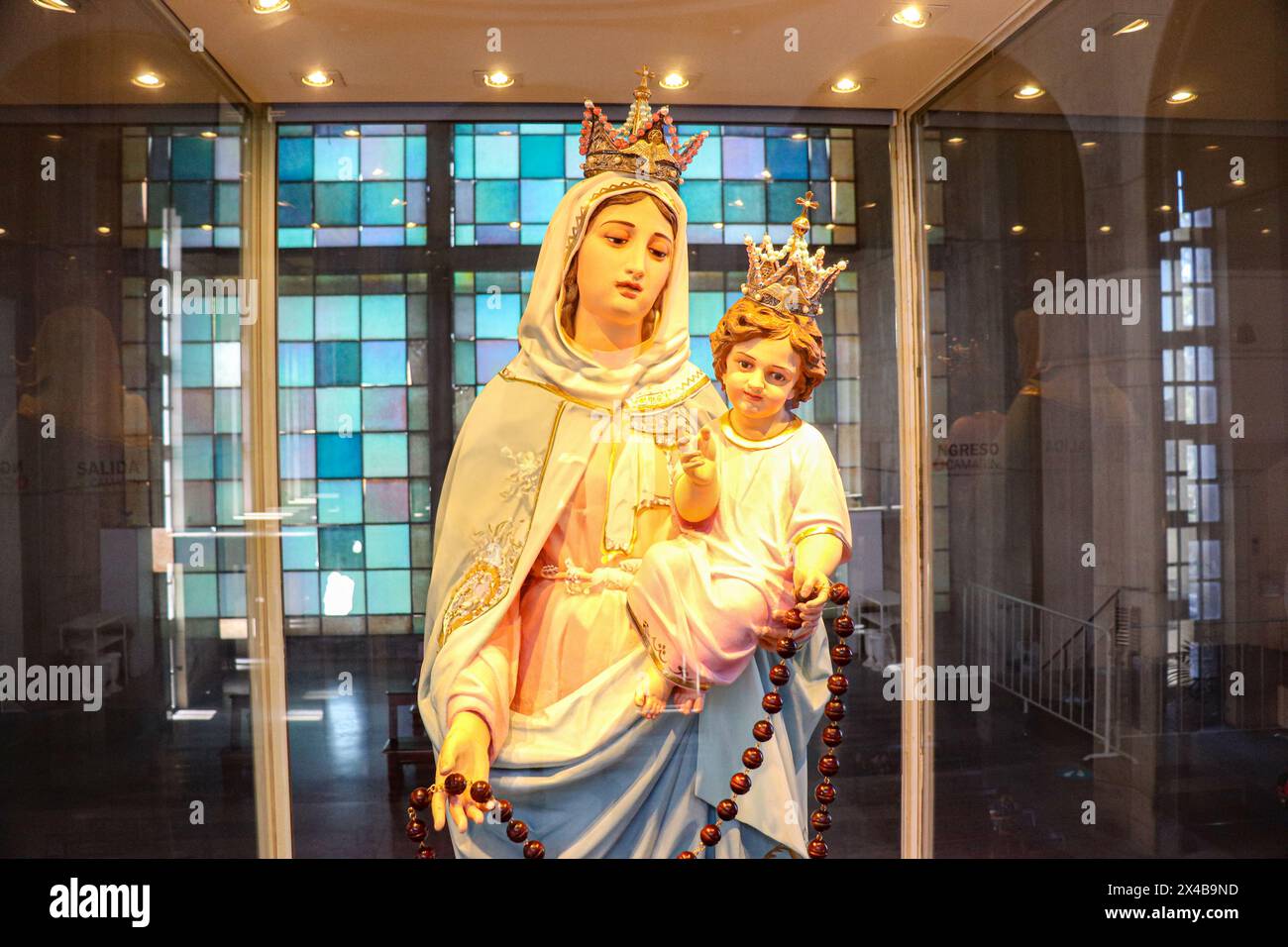 Vergine del Rosario nel santuario di San Nicolas de los Arroyos con il bambino Gesù tra le braccia Foto Stock