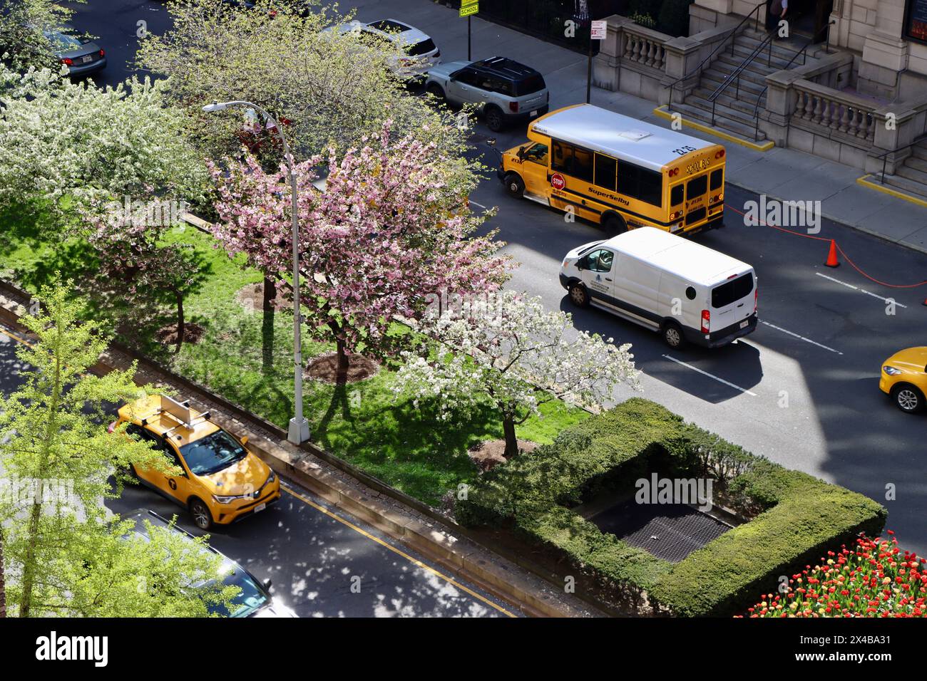 Alberi e verdi nel centro di Park avenue tra la 83esima e la 84esima strada est nella parte superiore est di Manhattan, New York Foto Stock