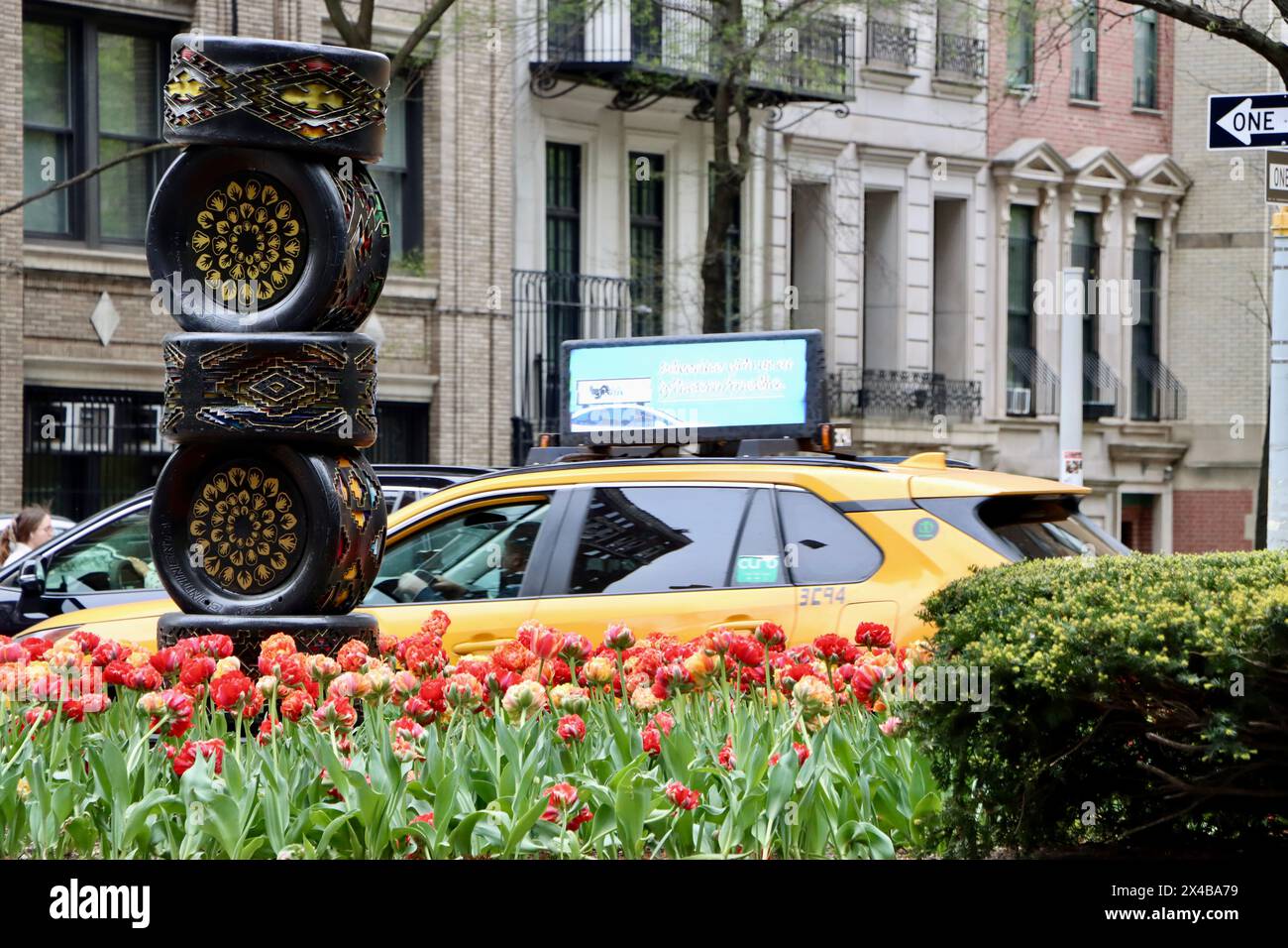 "Tracce per ricordare" la scultura di Betsabeé Romero nel giardino di tulipani al centro di Park avenue sul lato est di Manhattan nell'aprile 2024 Foto Stock