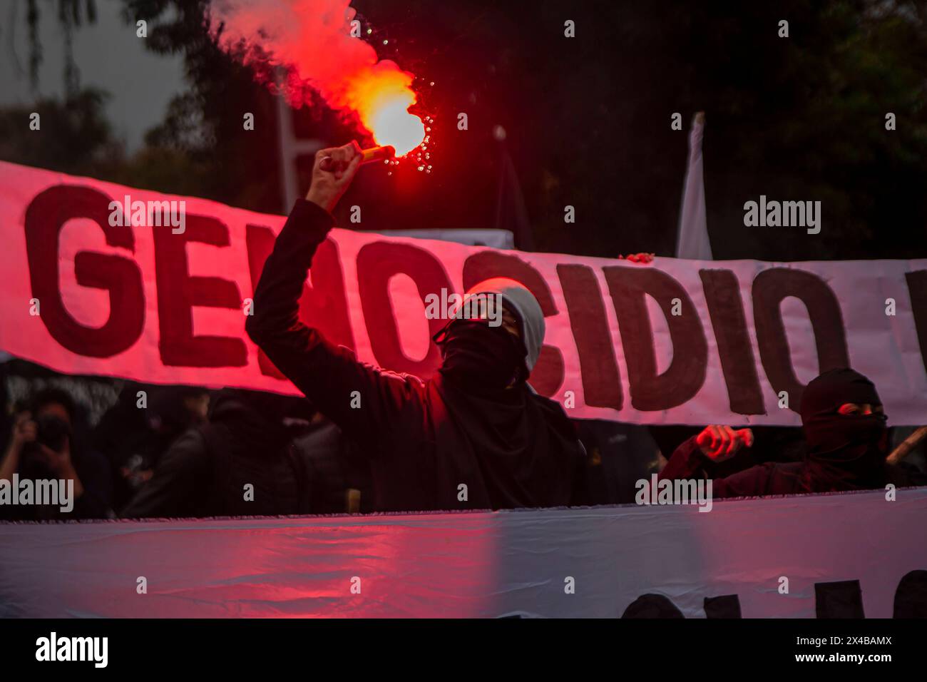 Una persona tiene un bagliore durante la commemorazione del giorno di maggio della giornata internazionale dei lavoratori il 1 maggio 2024 a Santiago del Cile. Santiago Cile Copyright: XClaudioxAbarcaxSandovalx Foto Stock