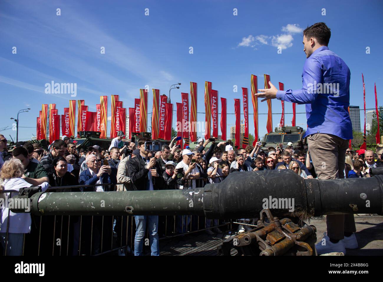 Un reporter si erge in cima a un carro armato M1A1 Abrams distrutto dagli Stati Uniti, mentre i visitatori osservano l'equipaggiamento militare catturato. Una mostra di equipaggiamento militare da trofeo catturato dai militari russi durante la guerra russo-Ucraina, nota come operazione militare speciale in Russia, è stata inaugurata nel Parco della Vittoria di Mosca il 1 maggio 2024. Le attrezzature militari danneggiate, distrutte e catturate dei paesi NATO e dell'Ucraina sono esposte al pubblico russo. La guerra russo-Ucraina iniziò il 24 febbraio 2024. Da allora i paesi della NATO hanno fornito armi all'esercito ucraino. (Foto di VLA Foto Stock Un reporter si erge in cima a un carro armato M1A1 Abrams distrutto dagli Stati Uniti, mentre i visitatori osservano l'equipaggiamento militare catturato. Una mostra di equipaggiamento militare da trofeo catturato dai militari russi durante la guerra russo-Ucraina, nota come operazione militare speciale in Russia, è stata inaugurata nel Parco della Vittoria di Mosca il 1 maggio 2024. Le attrezzature militari danneggiate, distrutte e catturate dei paesi NATO e dell'Ucraina sono esposte al pubblico russo. La guerra russo-Ucraina iniziò il 24 febbraio 2024. Da allora i paesi della NATO hanno fornito armi all'esercito ucraino. (Foto di VLA Foto Stock