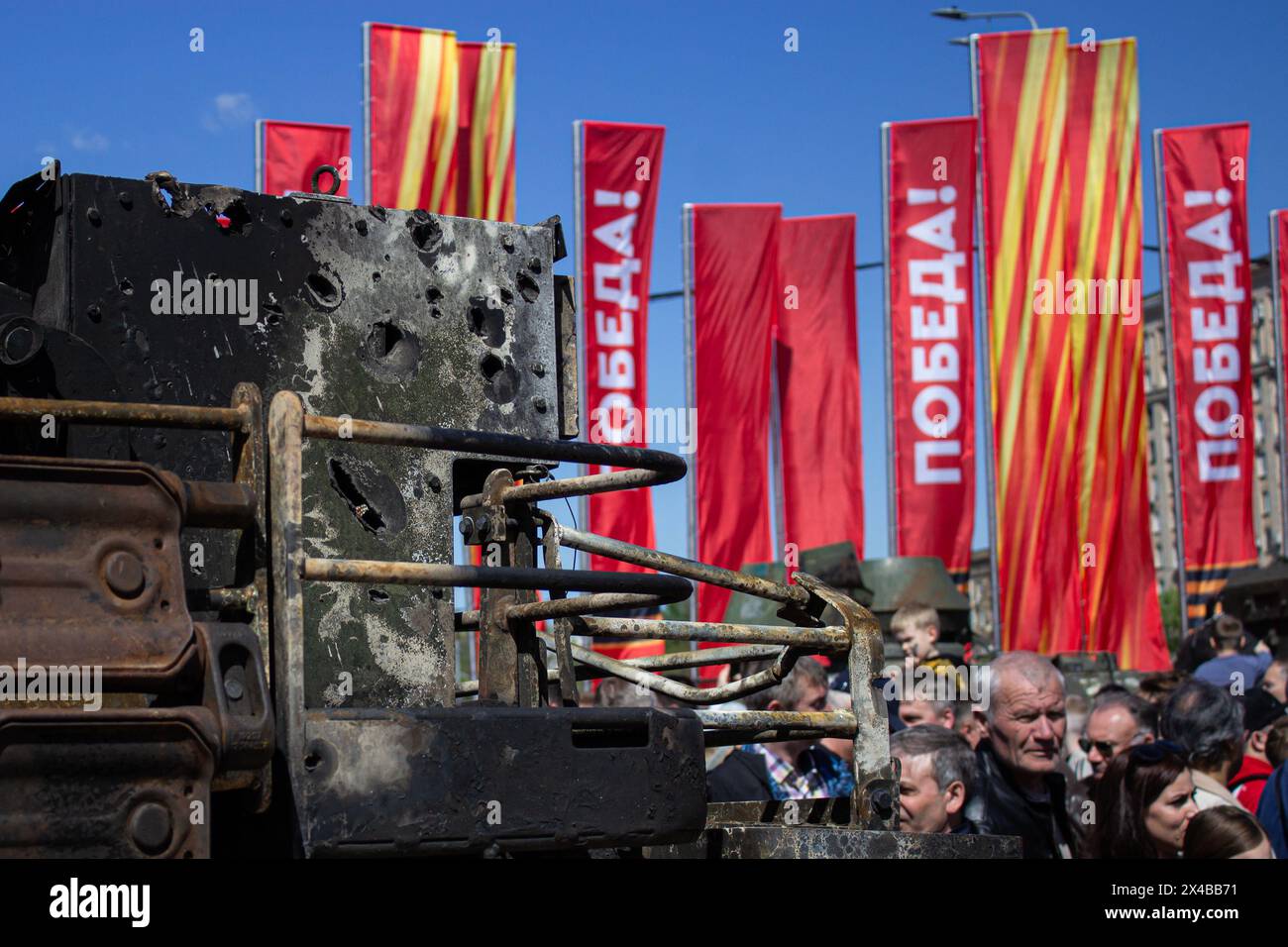 L'armatura perforata di un carro armato M1A1 Abrams distrutto negli Stati Uniti viene vista in una nuova mostra di attrezzature militari trofei a Mosca. Una mostra di equipaggiamento militare da trofeo catturato dai militari russi durante la guerra russo-Ucraina, nota come operazione militare speciale in Russia, è stata inaugurata nel Parco della Vittoria di Mosca il 1 maggio 2024. Le attrezzature militari danneggiate, distrutte e catturate dei paesi NATO e dell'Ucraina sono esposte al pubblico russo. La guerra russo-Ucraina iniziò il 24 febbraio 2024. Da allora i paesi della NATO hanno fornito armi all'esercito ucraino. (Foto Foto Stock L'armatura perforata di un carro armato M1A1 Abrams distrutto negli Stati Uniti viene vista in una nuova mostra di attrezzature militari trofei a Mosca. Una mostra di equipaggiamento militare da trofeo catturato dai militari russi durante la guerra russo-Ucraina, nota come operazione militare speciale in Russia, è stata inaugurata nel Parco della Vittoria di Mosca il 1 maggio 2024. Le attrezzature militari danneggiate, distrutte e catturate dei paesi NATO e dell'Ucraina sono esposte al pubblico russo. La guerra russo-Ucraina iniziò il 24 febbraio 2024. Da allora i paesi della NATO hanno fornito armi all'esercito ucraino. (Foto Foto Stock