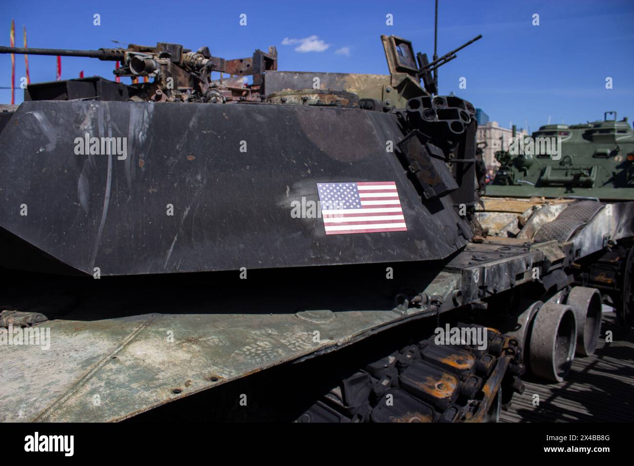 Un carro armato M1A1 Abrams distrutto costruito negli Stati Uniti viene visto in una mostra di attrezzature militari per trofei inaugurata di recente a Mosca. Sui poster c'è scritto "Victory". Una mostra di equipaggiamento militare da trofeo catturato dai militari russi durante la guerra russo-Ucraina, nota come operazione militare speciale in Russia, è stata inaugurata nel Parco della Vittoria di Mosca il 1 maggio 2024. Le attrezzature militari danneggiate, distrutte e catturate dei paesi NATO e dell'Ucraina sono esposte al pubblico russo. La guerra russo-Ucraina iniziò il 24 febbraio 2024. Da allora i paesi della NATO hanno fornito armi all'esercito ucraino Foto Stock Un carro armato M1A1 Abrams distrutto costruito negli Stati Uniti viene visto in una mostra di attrezzature militari per trofei inaugurata di recente a Mosca. Sui poster c'è scritto "Victory". Una mostra di equipaggiamento militare da trofeo catturato dai militari russi durante la guerra russo-Ucraina, nota come operazione militare speciale in Russia, è stata inaugurata nel Parco della Vittoria di Mosca il 1 maggio 2024. Le attrezzature militari danneggiate, distrutte e catturate dei paesi NATO e dell'Ucraina sono esposte al pubblico russo. La guerra russo-Ucraina iniziò il 24 febbraio 2024. Da allora i paesi della NATO hanno fornito armi all'esercito ucraino Foto Stock