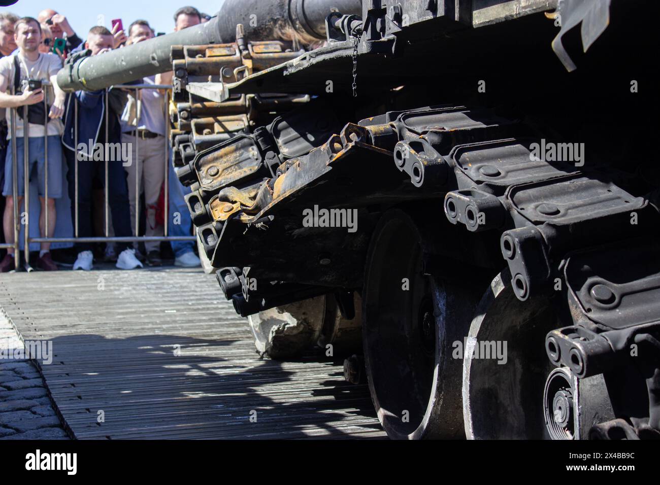Le tracce distrutte di un trofeo del carro armato M1A1 Abrams costruito negli Stati Uniti catturato dall'esercito russo durante la guerra in Ucraina. Una mostra di equipaggiamento militare da trofeo catturato dai militari russi durante la guerra russo-Ucraina, nota come operazione militare speciale in Russia, è stata inaugurata nel Parco della Vittoria di Mosca il 1 maggio 2024. Le attrezzature militari danneggiate, distrutte e catturate dei paesi NATO e dell'Ucraina sono esposte al pubblico russo. La guerra russo-Ucraina iniziò il 24 febbraio 2024. Da allora i paesi della NATO hanno fornito armi all'esercito ucraino. (Foto di Vlad Karkov/SOPA IMA Foto Stock Le tracce distrutte di un trofeo del carro armato M1A1 Abrams costruito negli Stati Uniti catturato dall'esercito russo durante la guerra in Ucraina. Una mostra di equipaggiamento militare da trofeo catturato dai militari russi durante la guerra russo-Ucraina, nota come operazione militare speciale in Russia, è stata inaugurata nel Parco della Vittoria di Mosca il 1 maggio 2024. Le attrezzature militari danneggiate, distrutte e catturate dei paesi NATO e dell'Ucraina sono esposte al pubblico russo. La guerra russo-Ucraina iniziò il 24 febbraio 2024. Da allora i paesi della NATO hanno fornito armi all'esercito ucraino. (Foto di Vlad Karkov/SOPA IMA Foto Stock