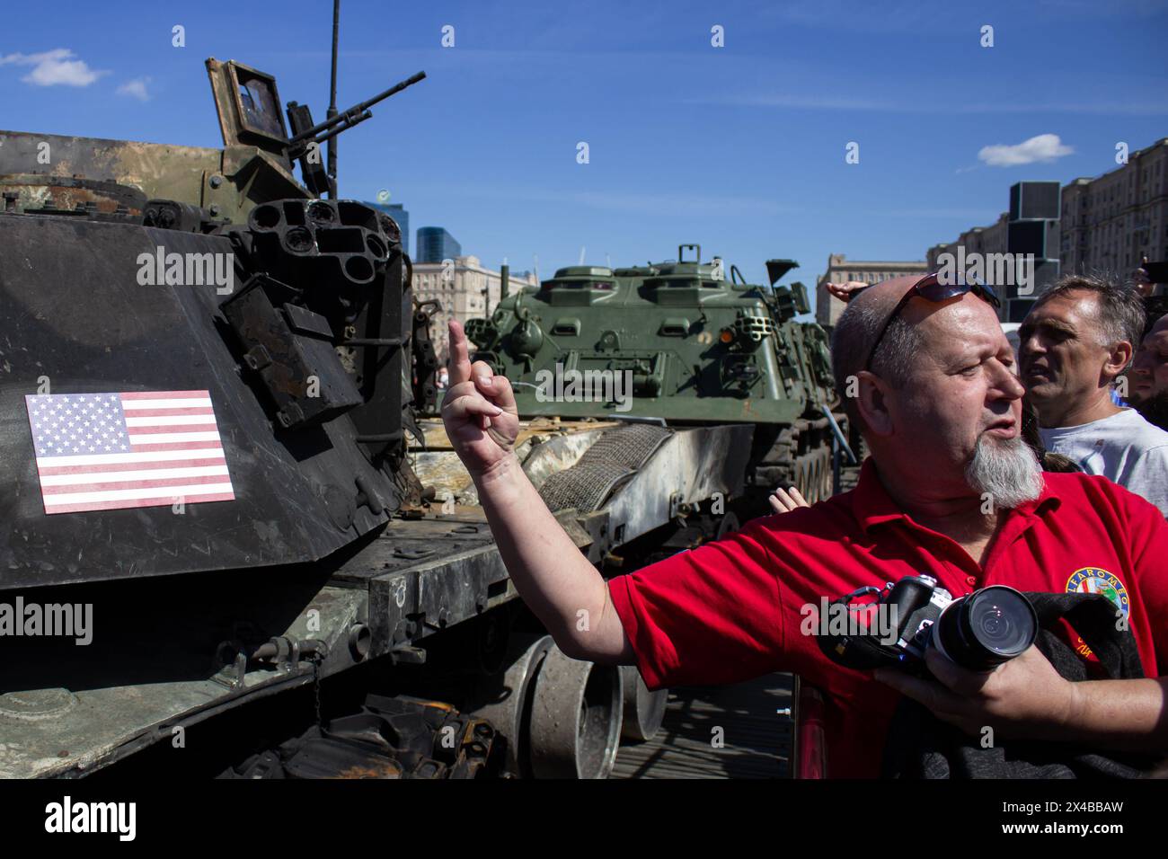 (NOTA PER I REDATTORI: L'immagine contiene profanità)Un uomo estende un dito medio verso una targa di bandiera americana che denota il paese di origine del carro armato M1A1 Abrams distrutto costruito negli Stati Uniti, esposto in una mostra di attrezzature militari da trofeo di recente apertura a Mosca. Una mostra di equipaggiamento militare da trofeo catturato dai militari russi durante la guerra russo-Ucraina, nota come operazione militare speciale in Russia, è stata inaugurata nel Parco della Vittoria di Mosca il 1 maggio 2024. Le attrezzature militari danneggiate, distrutte e catturate dei paesi NATO e dell'Ucraina sono esposte al pubblico russo. Il russo-ucraino Foto Stock (NOTA PER I REDATTORI: L'immagine contiene profanità)Un uomo estende un dito medio verso una targa di bandiera americana che denota il paese di origine del carro armato M1A1 Abrams distrutto costruito negli Stati Uniti, esposto in una mostra di attrezzature militari da trofeo di recente apertura a Mosca. Una mostra di equipaggiamento militare da trofeo catturato dai militari russi durante la guerra russo-Ucraina, nota come operazione militare speciale in Russia, è stata inaugurata nel Parco della Vittoria di Mosca il 1 maggio 2024. Le attrezzature militari danneggiate, distrutte e catturate dei paesi NATO e dell'Ucraina sono esposte al pubblico russo. Il russo-ucraino Foto Stock