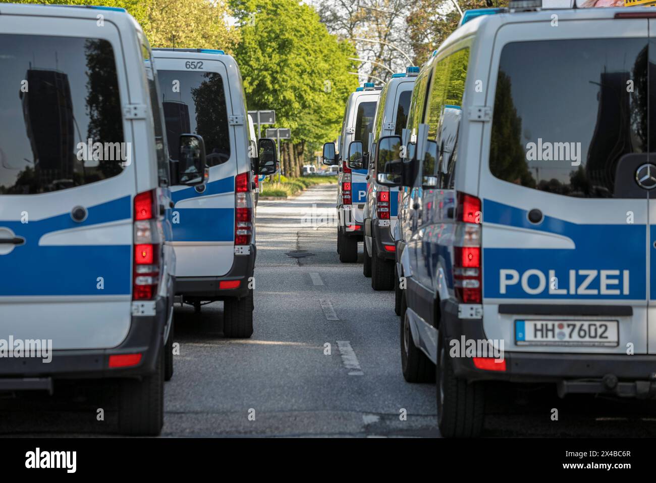 01.05.2024, Revolutionäre 1. Mai Demo, Amburgo: IM Rahmen einer revolutionären 1. Mai Demo unter dem motto Krieg, Krise, Kapitalismus - so wie es ist, darf es nicht bleiben zogen mehrere tausend Menschen vom Heidi-Kabel-Platz bis Bahnhof Landwehr durch Hamburg. Zu der Veranstaltung rief online der sog. Rote Aufbau auf. Hamburg Deutschland Revolutionäre 1. Mai Demo 2024 Amburgo-29 *** 01 05 2024, Rivoluzionario demo 1 maggio, Amburgo come parte di una demo rivoluzionaria 1 maggio sotto il motto guerra, crisi, capitalismo così com'è, non deve rimanere, diverse migliaia di persone hanno marciato attraverso Amburgo da Heidi Foto Stock