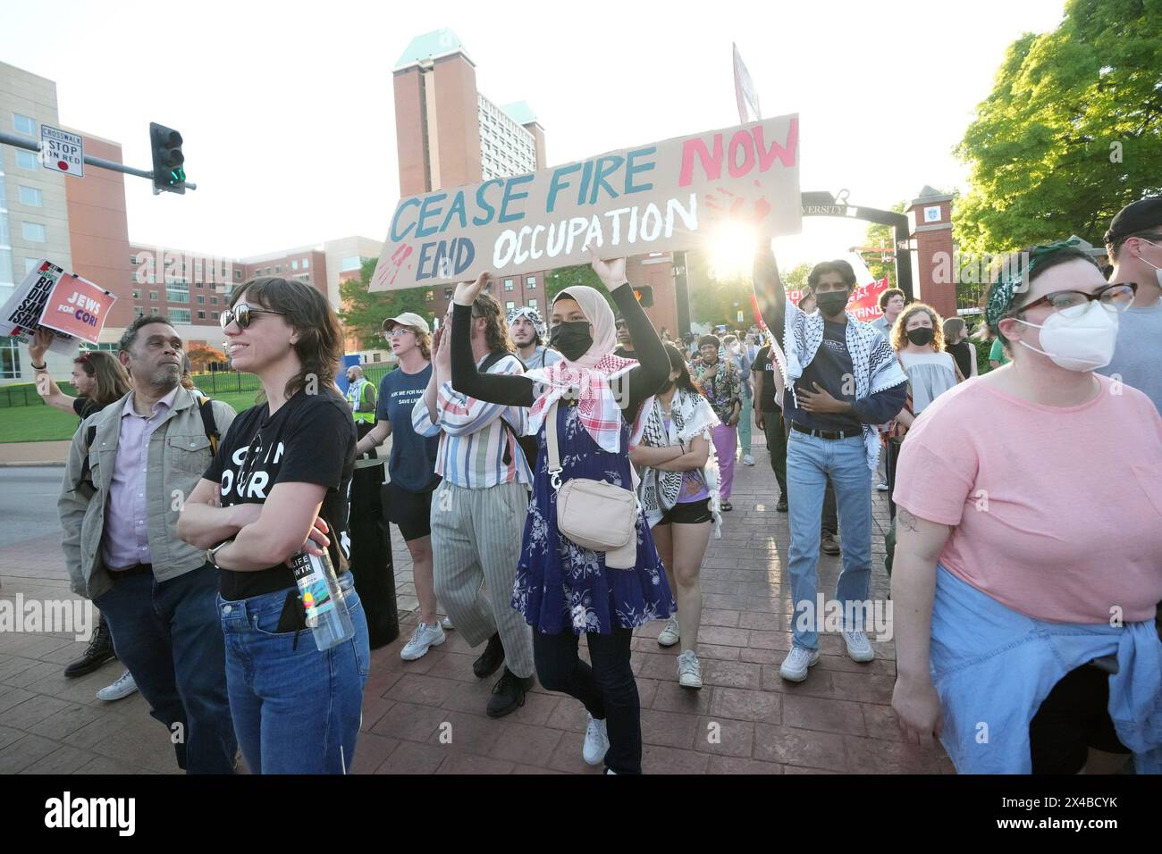 St. Louis, Stati Uniti. 5 maggio 2024. Gli studenti della Saint Louis University iniziano una marcia pacifica nel campus di St. Louis mercoledì 1° maggio 2024. Gli studenti chiedono all'Università di tagliare tutti i legami con Boeing, interrompere i programmi di studio israeliani all'estero, far cadere accuse e sospensioni sugli studenti che hanno partecipato a recenti marce e restituire tutta la terra alle comunità indigene. Foto di Bill Greenblatt/UPI credito: UPI/Alamy Live News Foto Stock