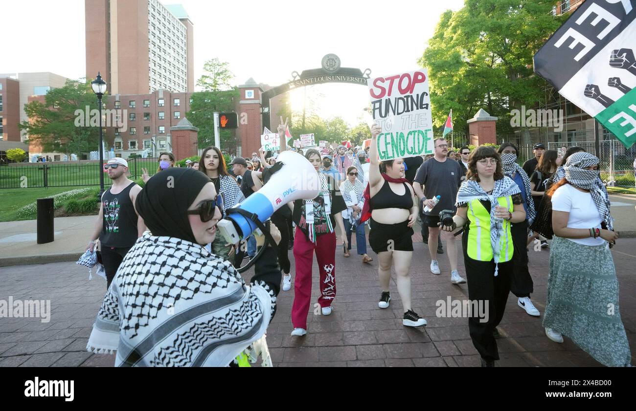St. Louis, Stati Uniti. 5 maggio 2024. Gli studenti della Saint Louis University iniziano una marcia pacifica nel campus di St. Louis mercoledì 1° maggio 2024. Gli studenti chiedono all'Università di tagliare tutti i legami con Boeing, interrompere i programmi di studio israeliani all'estero, far cadere accuse e sospensioni sugli studenti che hanno partecipato a recenti marce e restituire tutta la terra alle comunità indigene. Foto di Bill Greenblatt/UPI credito: UPI/Alamy Live News Foto Stock