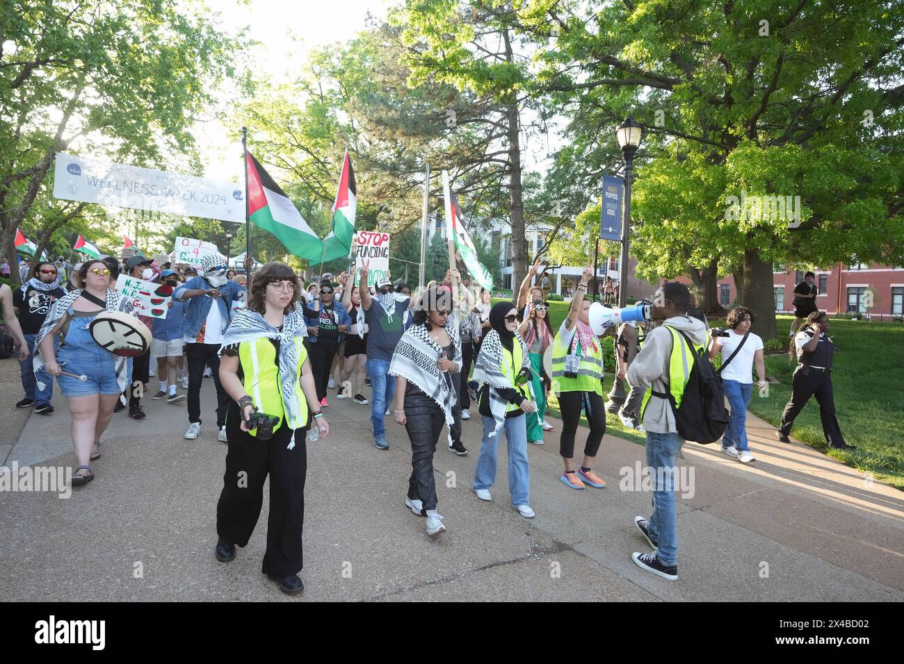St. Louis, Stati Uniti. 5 maggio 2024. Gli studenti della Saint Louis University iniziano una marcia pacifica nel campus di St. Louis mercoledì 1° maggio 2024. Gli studenti chiedono all'Università di tagliare tutti i legami con Boeing, interrompere i programmi di studio israeliani all'estero, far cadere accuse e sospensioni sugli studenti che hanno partecipato a recenti marce e restituire tutta la terra alle comunità indigene. Foto di Bill Greenblatt/UPI credito: UPI/Alamy Live News Foto Stock