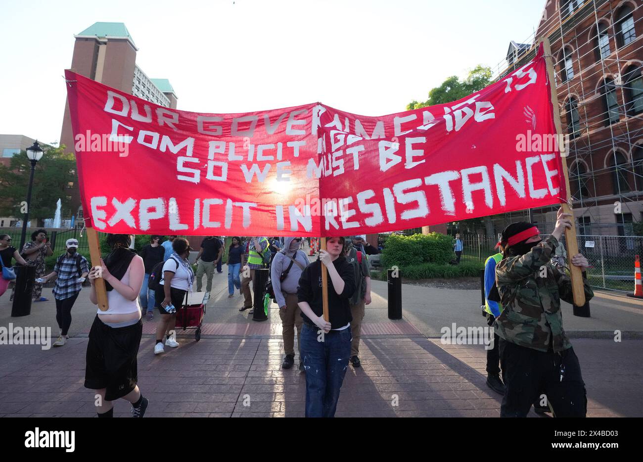 St. Louis, Stati Uniti. 5 maggio 2024. Gli studenti della Saint Louis University iniziano una marcia pacifica nel campus di St. Louis mercoledì 1° maggio 2024. Gli studenti chiedono all'Università di tagliare tutti i legami con Boeing, interrompere i programmi di studio israeliani all'estero, far cadere accuse e sospensioni sugli studenti che hanno partecipato a recenti marce e restituire tutta la terra alle comunità indigene. Foto di Bill Greenblatt/UPI credito: UPI/Alamy Live News Foto Stock