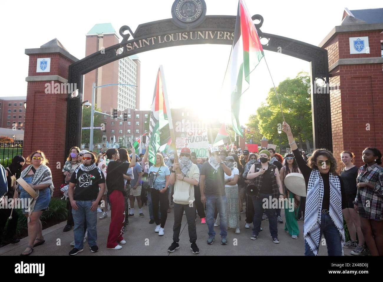 St. Louis, Stati Uniti. 5 maggio 2024. Gli studenti della Saint Louis University iniziano una marcia pacifica nel campus di St. Louis mercoledì 1° maggio 2024. Gli studenti chiedono all'Università di tagliare tutti i legami con Boeing, interrompere i programmi di studio israeliani all'estero, far cadere accuse e sospensioni sugli studenti che hanno partecipato a recenti marce e restituire tutta la terra alle comunità indigene. Foto di Bill Greenblatt/UPI credito: UPI/Alamy Live News Foto Stock