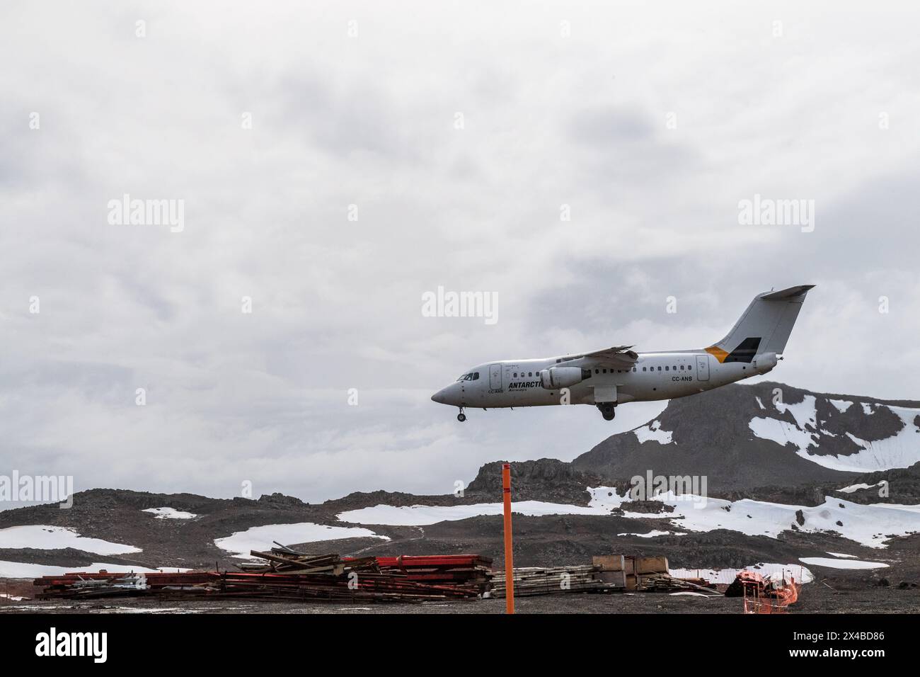 King George Island, Antartide - 3 febbraio 2024. Un british Bae 146, noto anche come avro RJ, gestito da Antarctic Airways, o DAP Airlines, si avvicina all'isola di King George, per raccogliere turisti antartici. Foto Stock