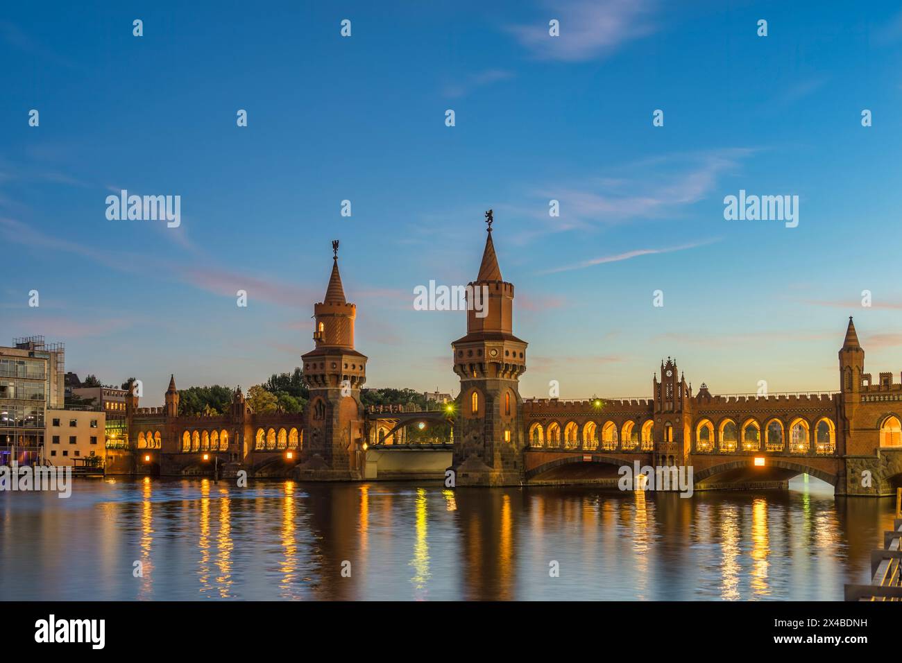 Berlino Germania, tramonto sullo skyline della città al ponte Oberbaum e sul fiume Sprea Foto Stock