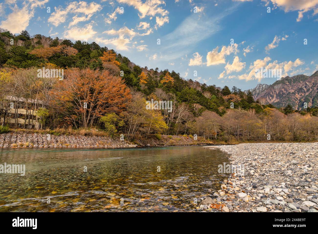 Paesaggio naturale a Kamikochi Giappone, stagione fogliare autunnale con laghetto e montagna Foto Stock