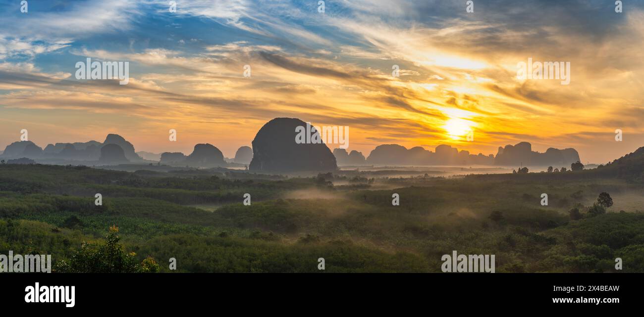 Vista del sorgere del sole sul punto panoramico di DIN Deang Doi con foresta tropicale e panorama naturale di Krabi Thailandia Foto Stock