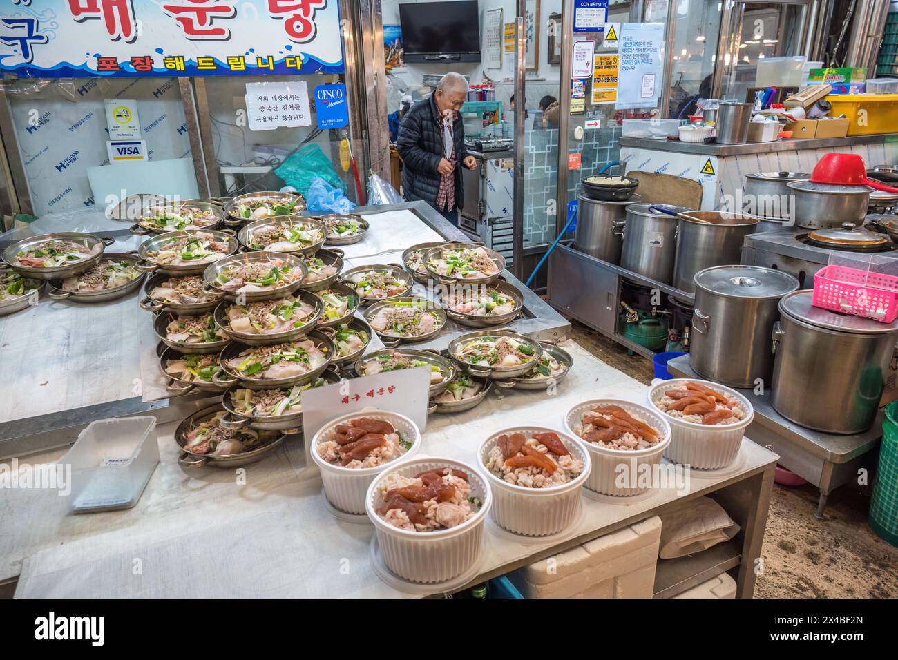 Seoul, Corea del Sud - 11 novembre 2022: Negozio di cibo e ingredienti con molti turisti al mercato di Gwangjang Foto Stock