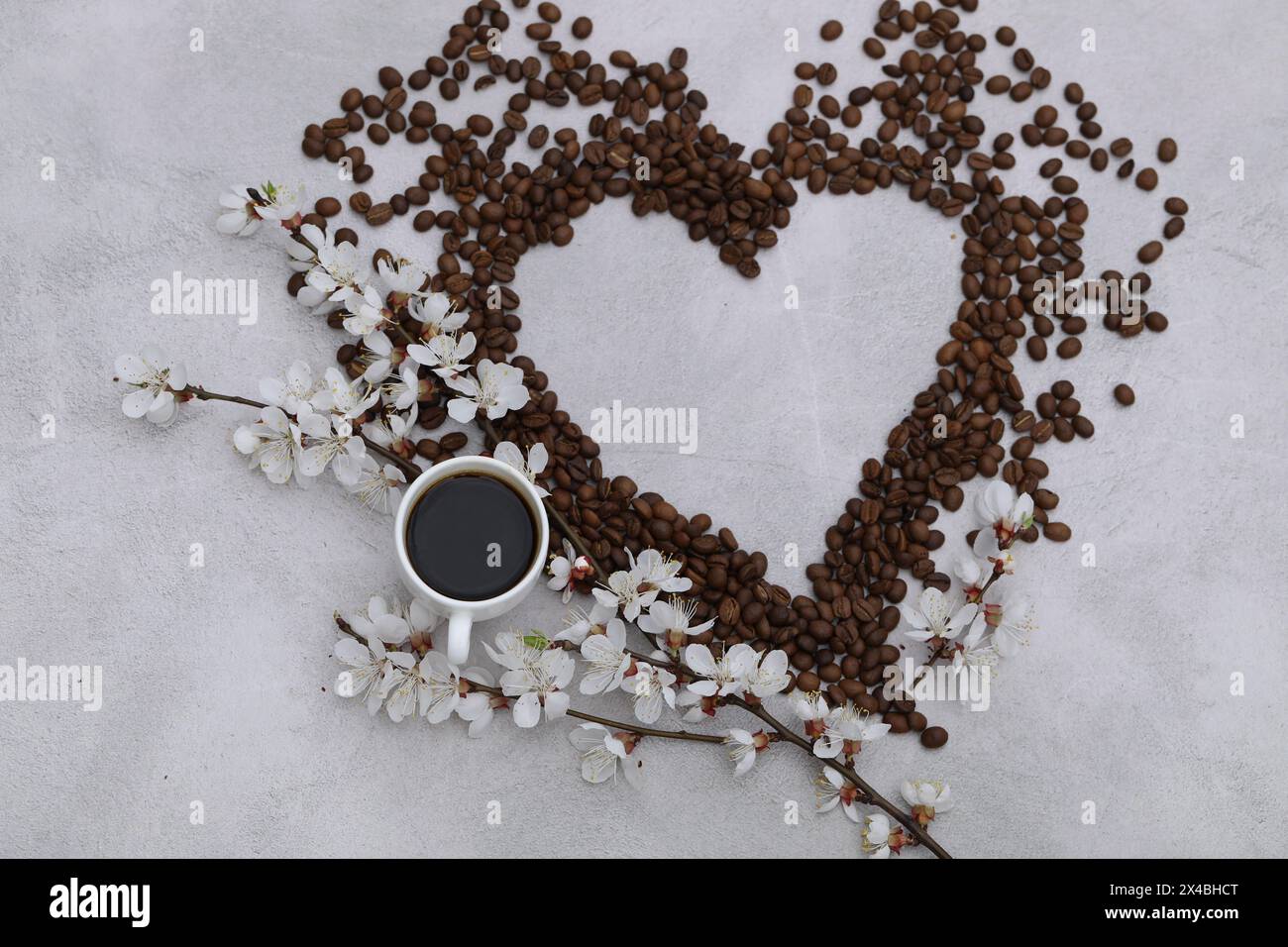 Tazza di caffè nero caldo. Caffè mattutino con fiori. Mattinata romantica Foto Stock