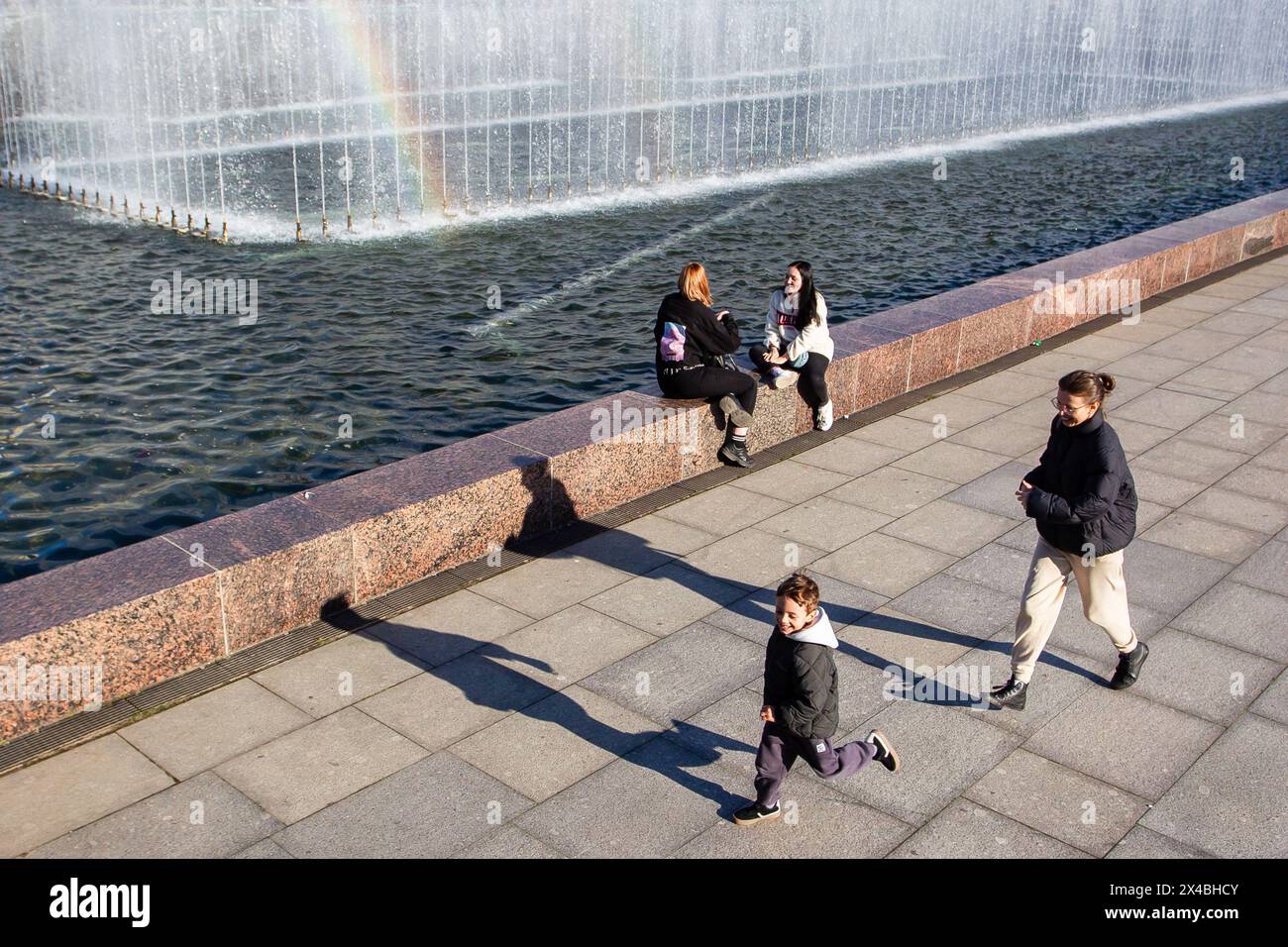 San Pietroburgo, Russia. 1° maggio 2024. Le persone si rilassano vicino al complesso delle fontane in Piazza Moskovskaya durante una giornata calda a San Pietroburgo. (Foto di Artem Priakhin/SOPA Images/Sipa USA) credito: SIPA USA/Alamy Live News Foto Stock