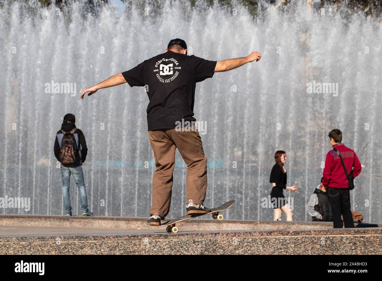 San Pietroburgo, Russia. 1° maggio 2024. Un uomo skateboard in Piazza Moskovskaja sullo sfondo del complesso delle fontane in una giornata calda a San Pietroburgo. (Foto di Artem Priakhin/SOPA Images/Sipa USA) credito: SIPA USA/Alamy Live News Foto Stock