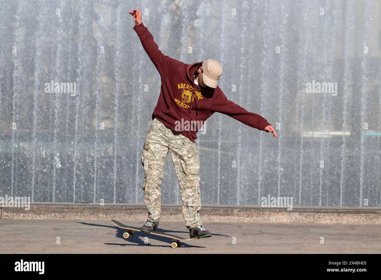 San Pietroburgo, Russia. 1° maggio 2024. Un uomo skateboard in Piazza Moskovskaja sullo sfondo del complesso delle fontane in una giornata calda a San Pietroburgo. (Foto di Artem Priakhin/SOPA Images/Sipa USA) credito: SIPA USA/Alamy Live News Foto Stock