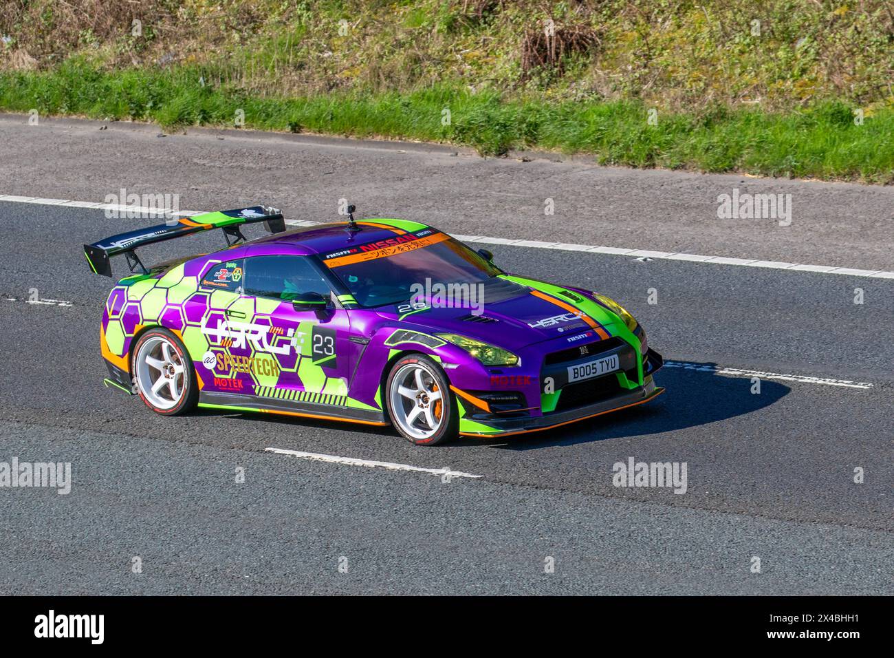 2001 Nissan GT-R Premium Edition S-A multicolore con carrozzeria personalizzata. 3,8 V6 Premium Edition Auto 4WD; viaggiando sull'autostrada M6, Regno Unito Foto Stock