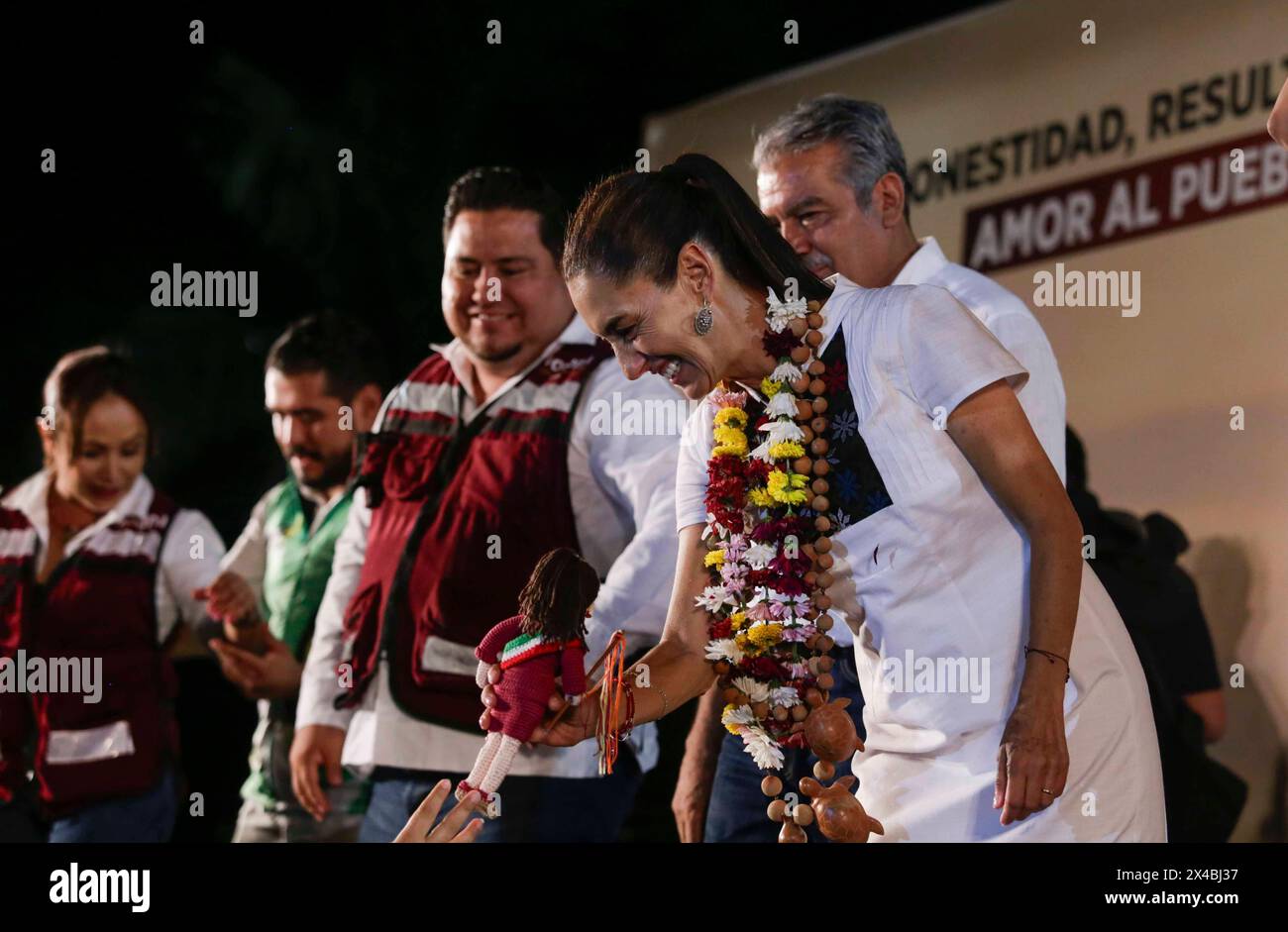 Claudia Sheinbaum Pardo, candidata alla Presidenza del Messico per il partito MORENA, riceve una bambola durante un rally a Lazaro Cardenas, Michoacan. Foto Stock
