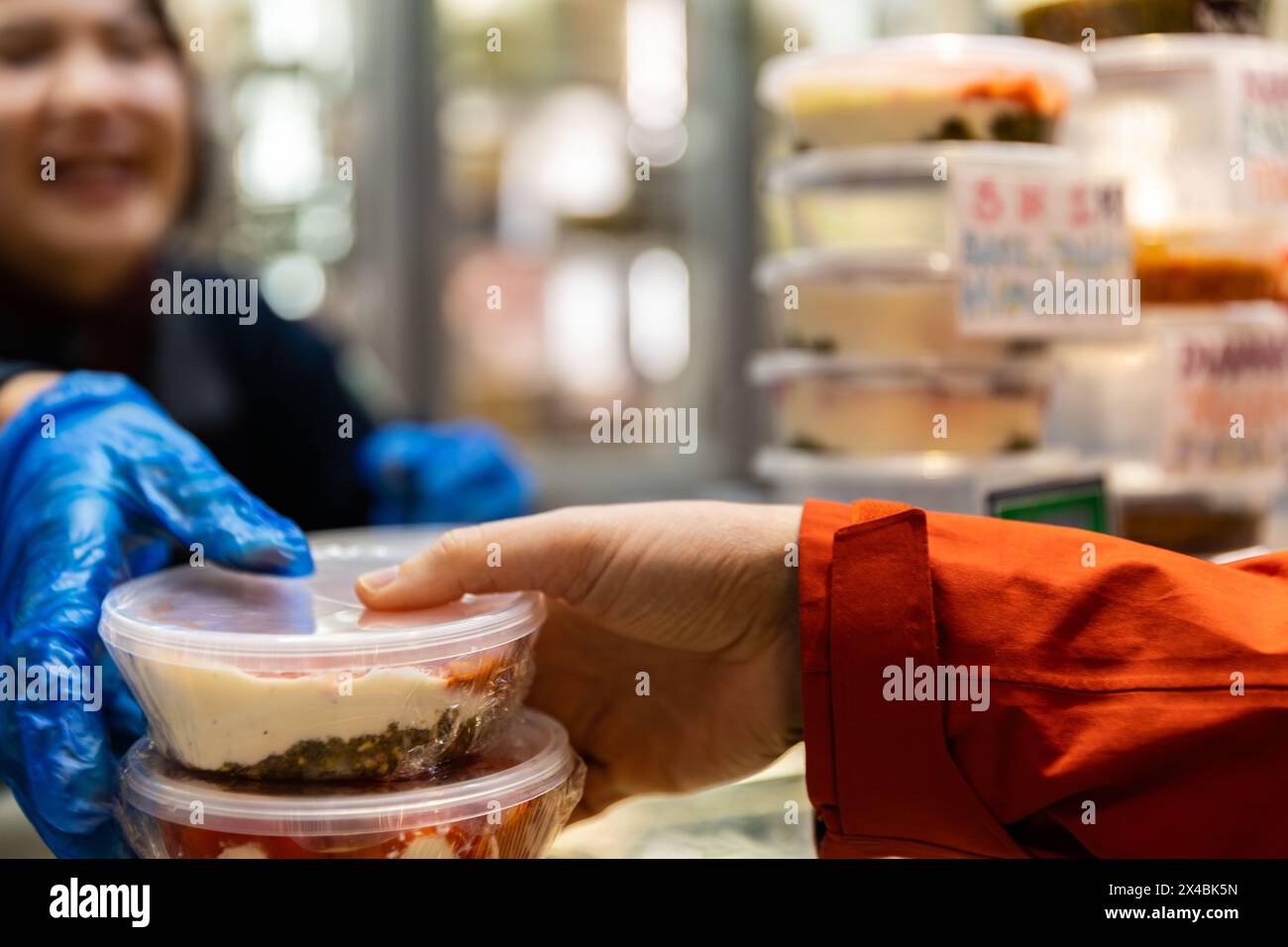 Acquisto di antipasti in un mercato agricolo Foto Stock