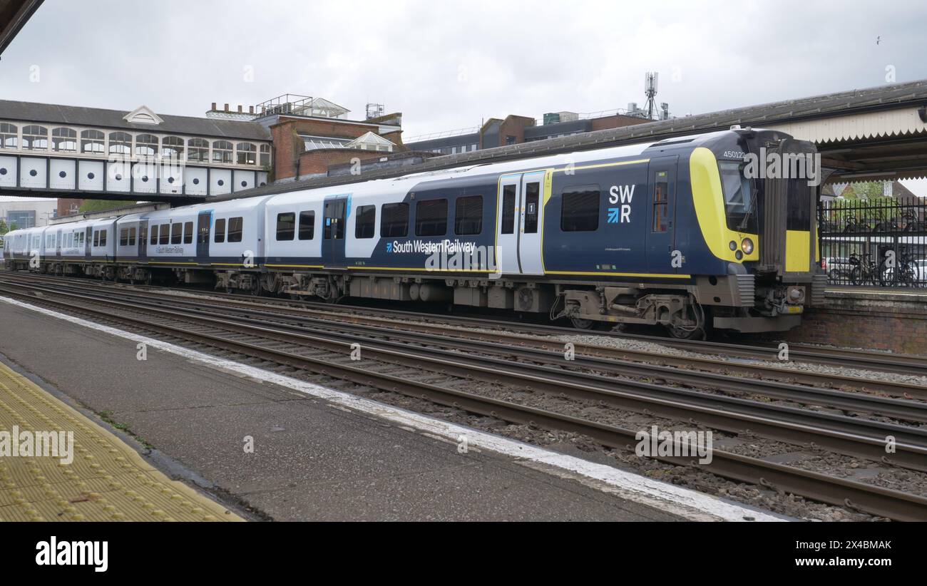 Un treno della South Western Railway attende alla stazione di Eastleigh prima di dirigersi a nord verso London Waterloo. I servizi si svolgono tra Londong e Weymouth, Dorset. Foto Stock