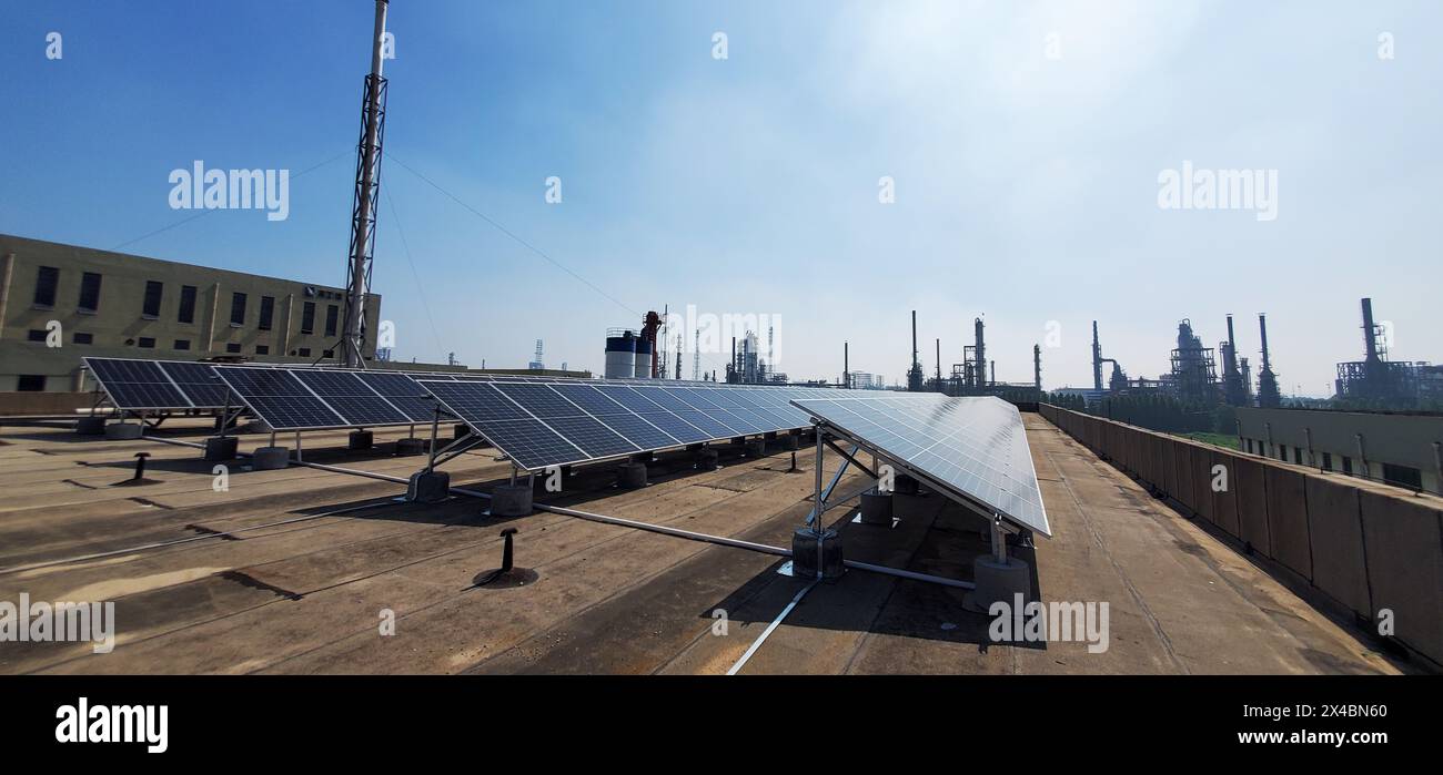 Impianti a energia solare e fabbriche chimiche. /Dongying Cina Foto Stock