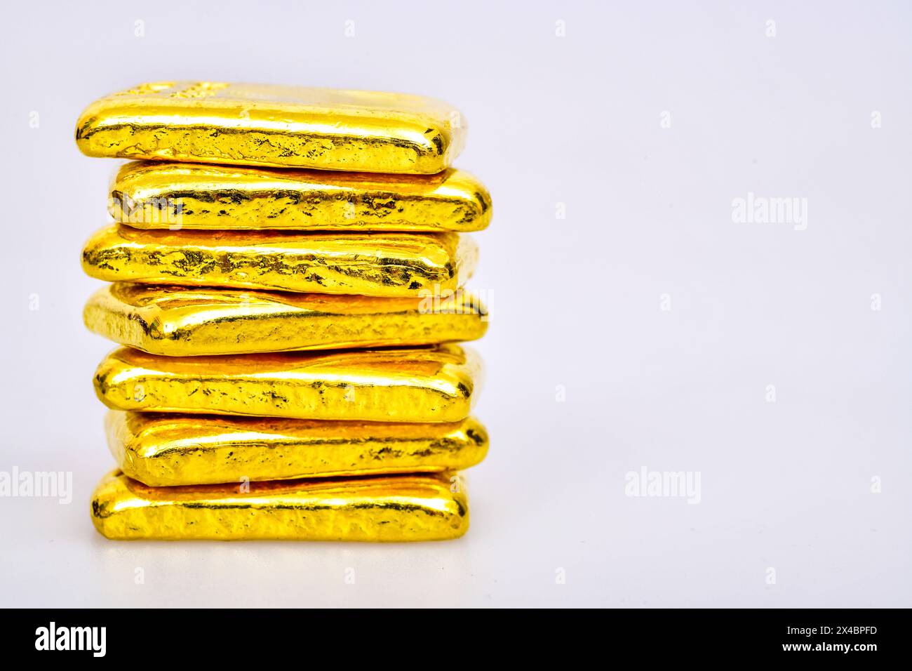 Primo piano: Barre dorate su sfondo bianco Foto Stock