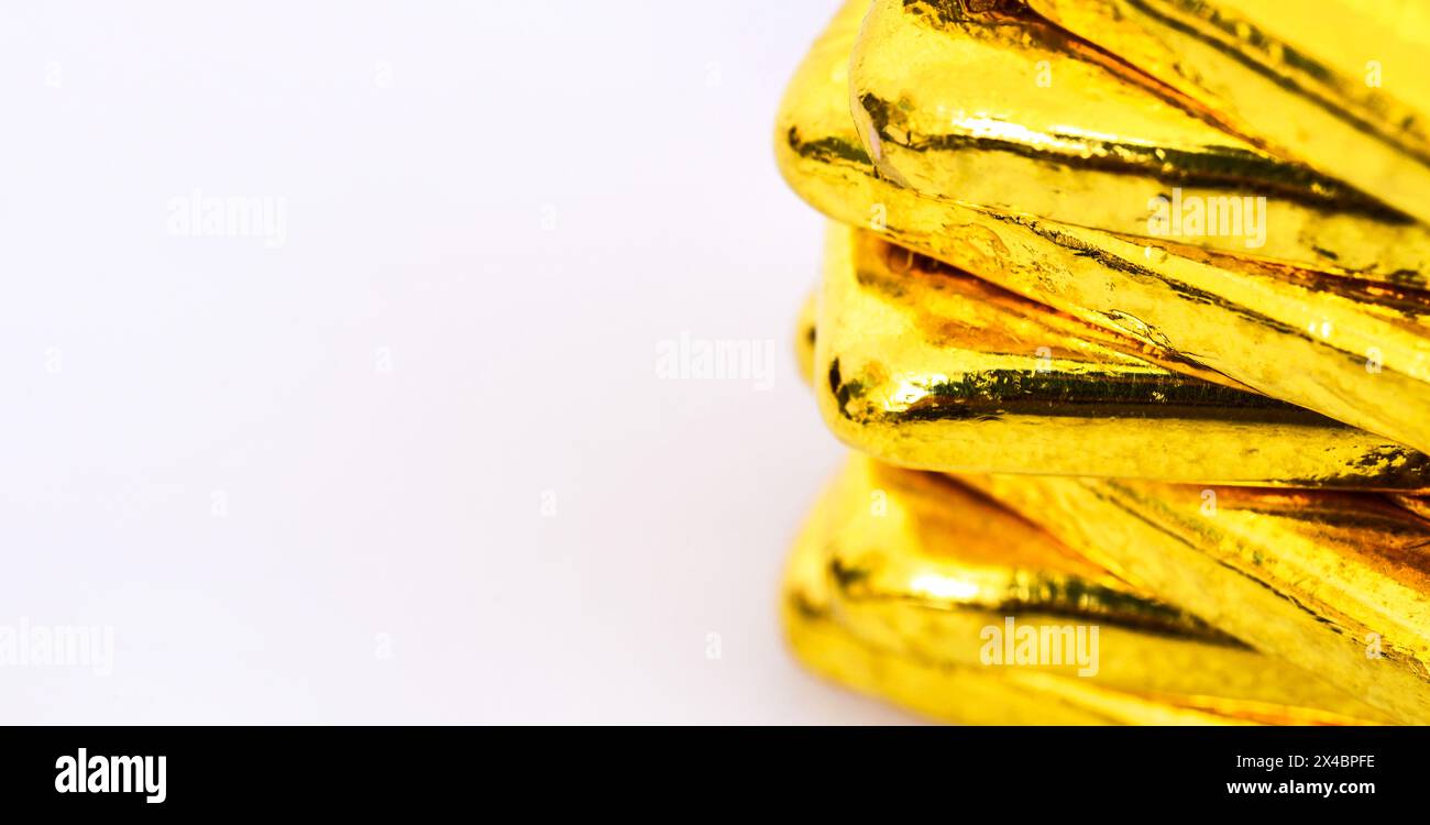 Primo piano: Barre dorate su sfondo bianco Foto Stock