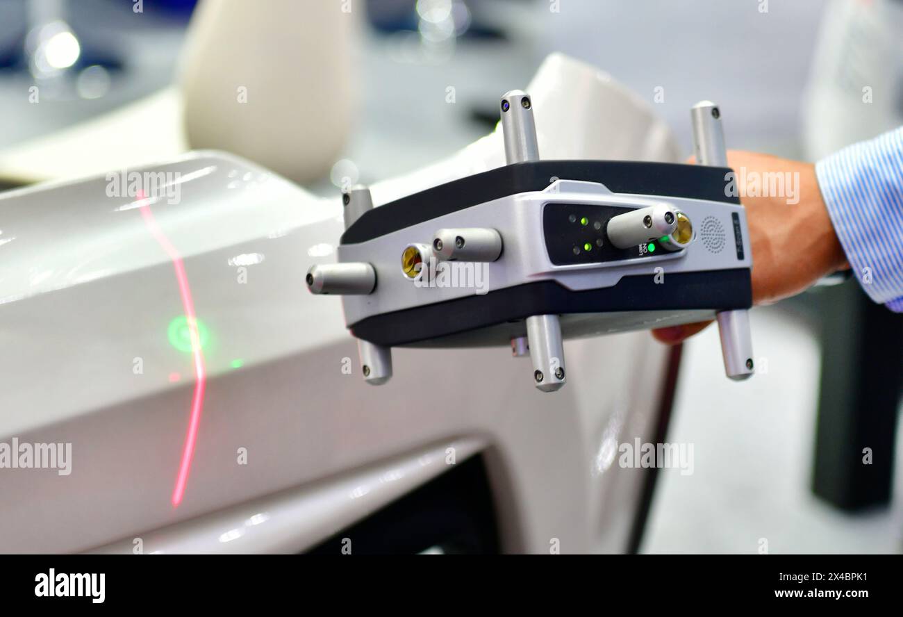 Gli scanner laser 3D portatili misurano la precisione delle parti automobilistiche. negli impianti industriali Foto Stock