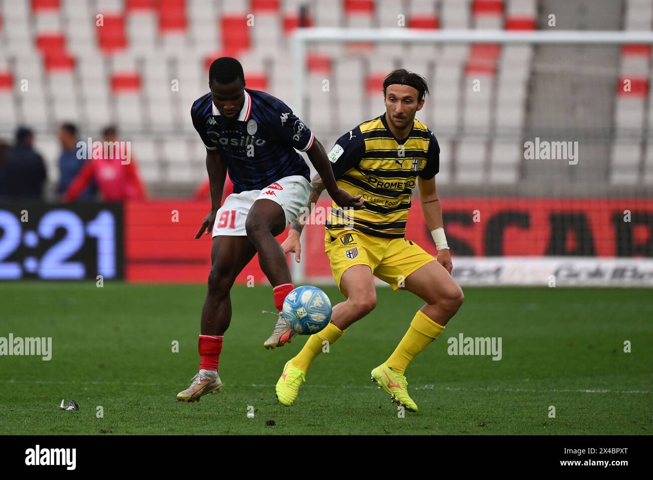 Yayah Kallon (Bari)Gianluca di chiara (Parma) durante la partita di serie B italiana tra Bari 1-1 Parma allo Stadio San Nicola il 1° maggio 2024 a Bari, Italia. Crediti: Maurizio Borsari/AFLO/Alamy Live News Foto Stock