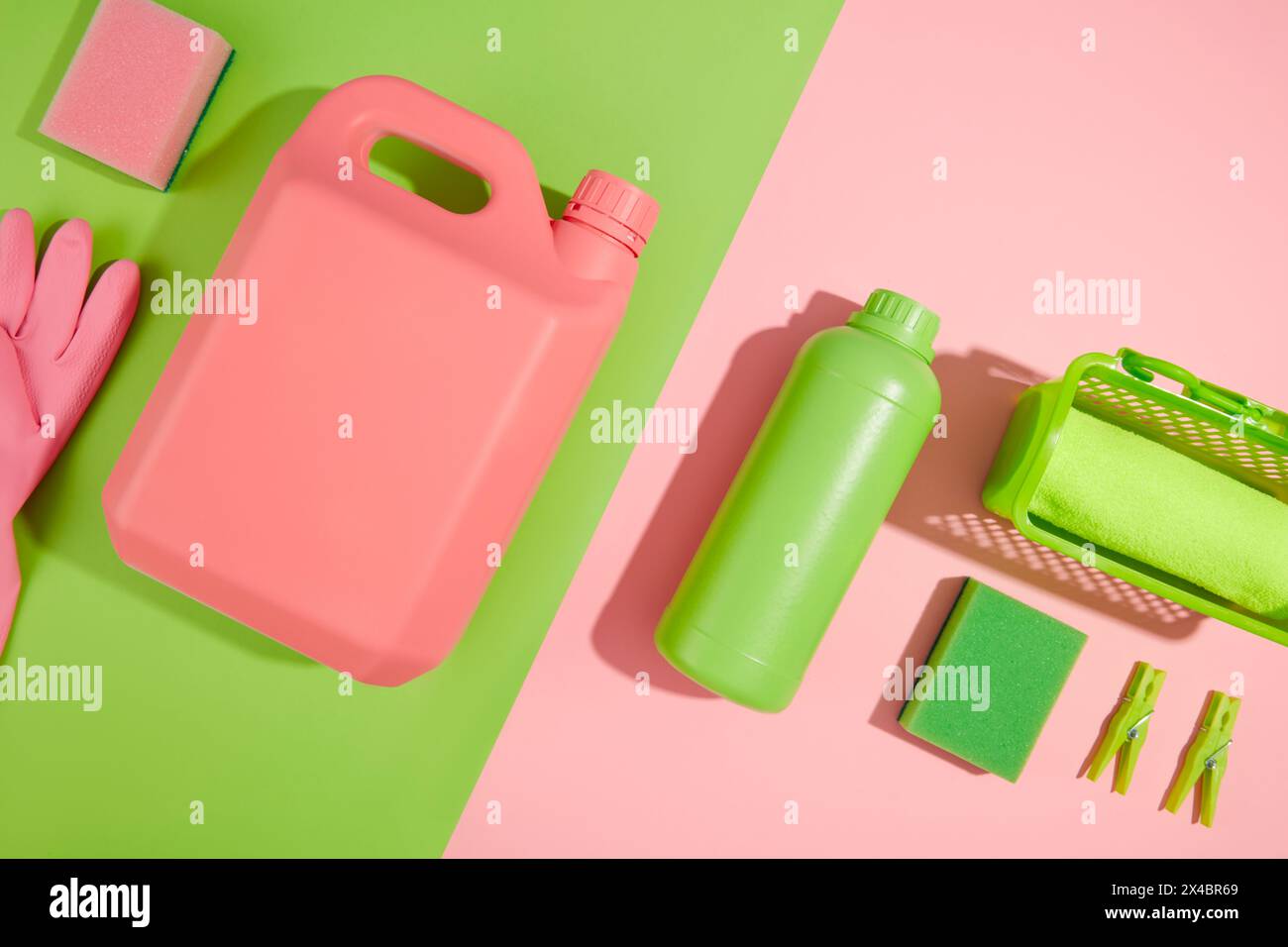Scenografia minima per la pulizia pubblicitaria dei prodotti con spazio vuoto per il design. Una bottiglia verde e i detergenti rosa per contenitore in plastica visualizzati W Foto Stock