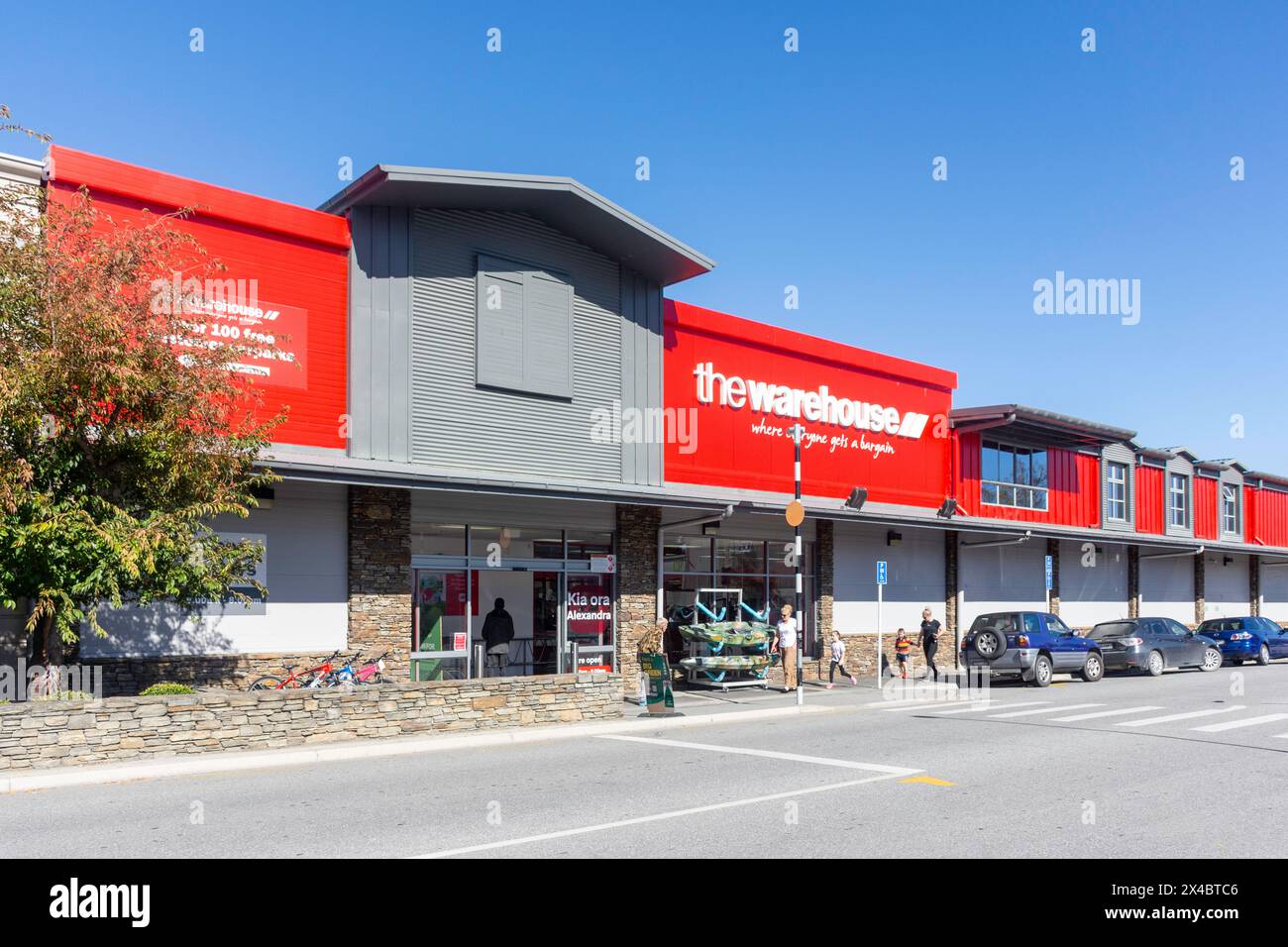 Ingresso ai grandi magazzini Warehouse Alexandra, Limerick Street, Alexandra (Areketanara), Otago, South Island, nuova Zelanda Foto Stock
