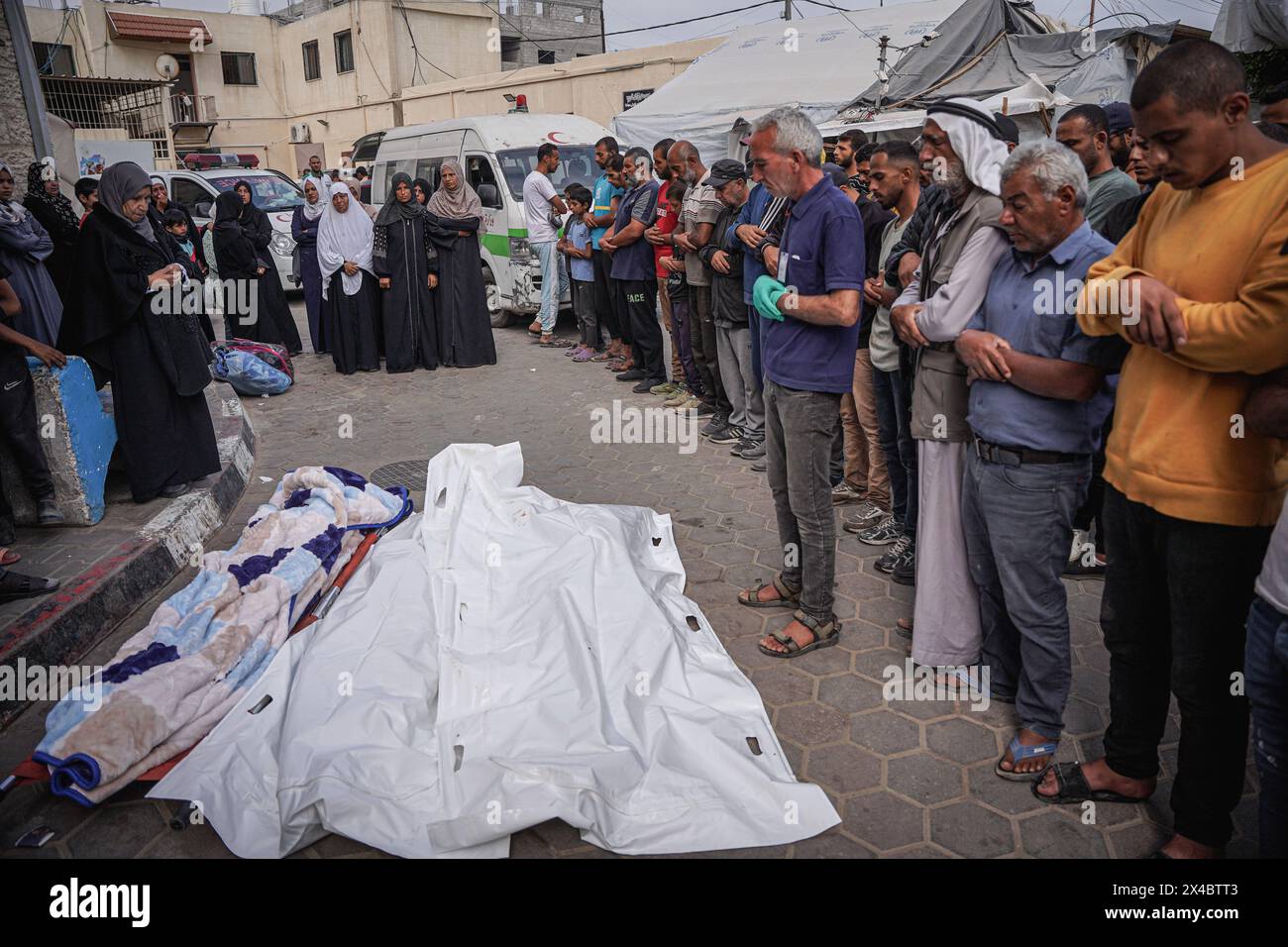 Gaza, Gaza, Palestina. 2 maggio 2024. I palestinesi tengono preghiere funebri per un certo numero di martiri all'ospedale Martiri di al-Aqsa a Deir al-Balah (immagine di credito: © Saher Alghorra/ZUMA Press Wire) SOLO USO EDITORIALE! Non per USO commerciale! Foto Stock