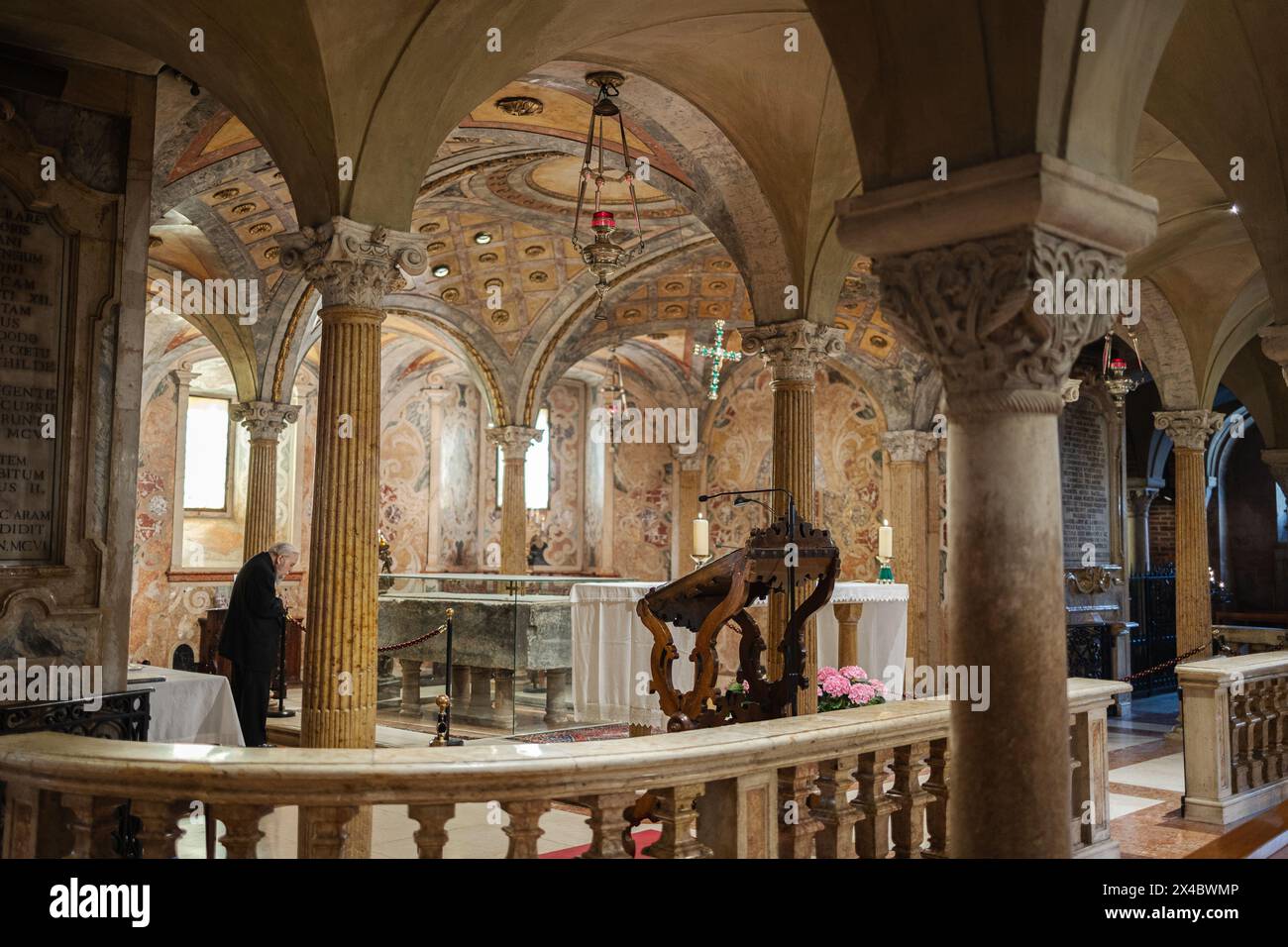 Dettaglio di uno spazio interno della Cattedrale di Modena, Italia Foto Stock