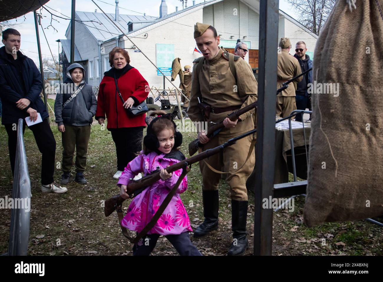 San Pietroburgo, Russia. 1° maggio 2024. Un uomo vestito con un'uniforme sovietica della seconda guerra mondiale istruisce un bambino durante il festival militare. Un festival militare ha avuto luogo a San Pietroburgo. La guerra russo-Ucraina iniziò il 24 febbraio 2024. Da allora i paesi della NATO hanno fornito armi all'esercito ucraino. Credito: SOPA Images Limited/Alamy Live News Foto Stock