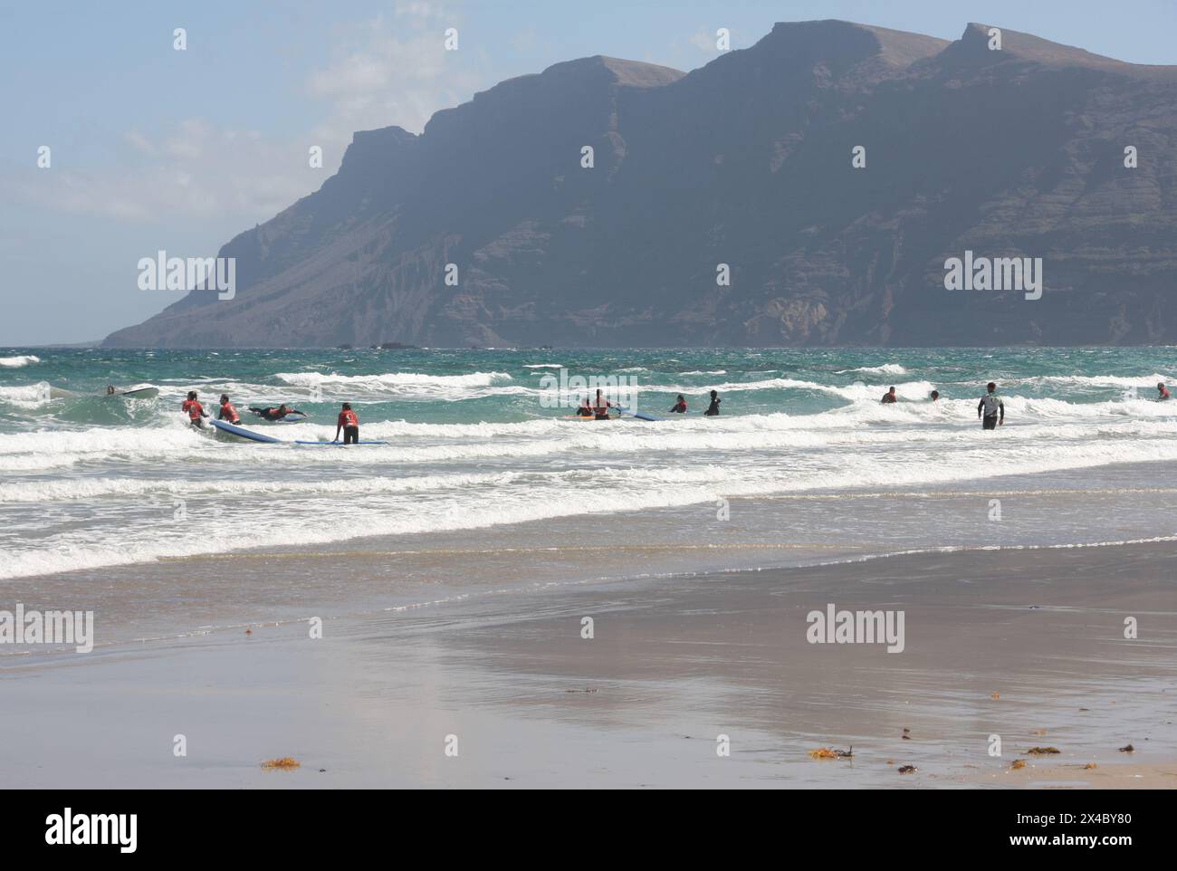Scuole di surf sulla spiaggia di Famara Lanzarote Isole Canarie Foto Stock