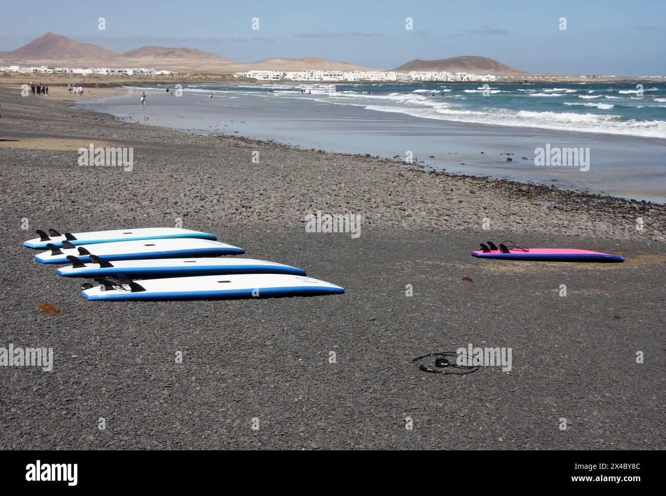 Scuole di surf sulla spiaggia di Famara Lanzarote Isole Canarie Foto Stock