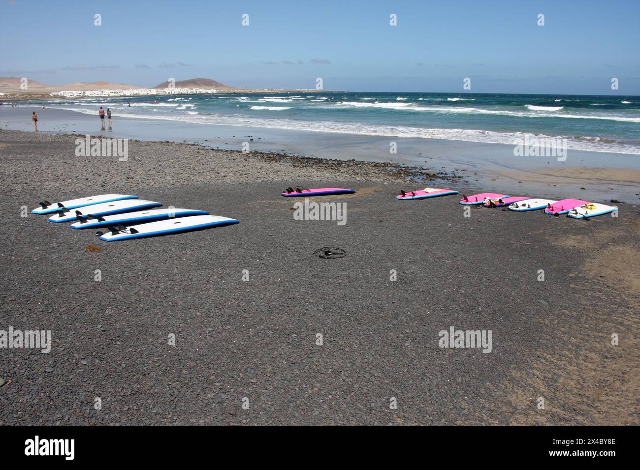 Scuole di surf sulla spiaggia di Famara Lanzarote Isole Canarie Foto Stock