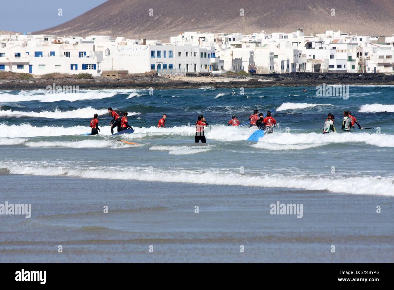 Scuole di surf sulla spiaggia di Famara Lanzarote Isole Canarie Foto Stock