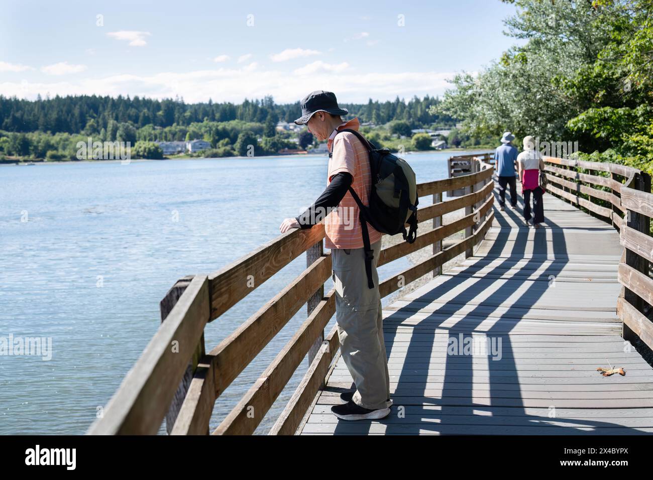 Turisti che camminano sul ponte di Poulsbo. Poulsbo è una città sulla Liberty Bay nella contea di Kitsap, nello stato di Washington. Foto Stock