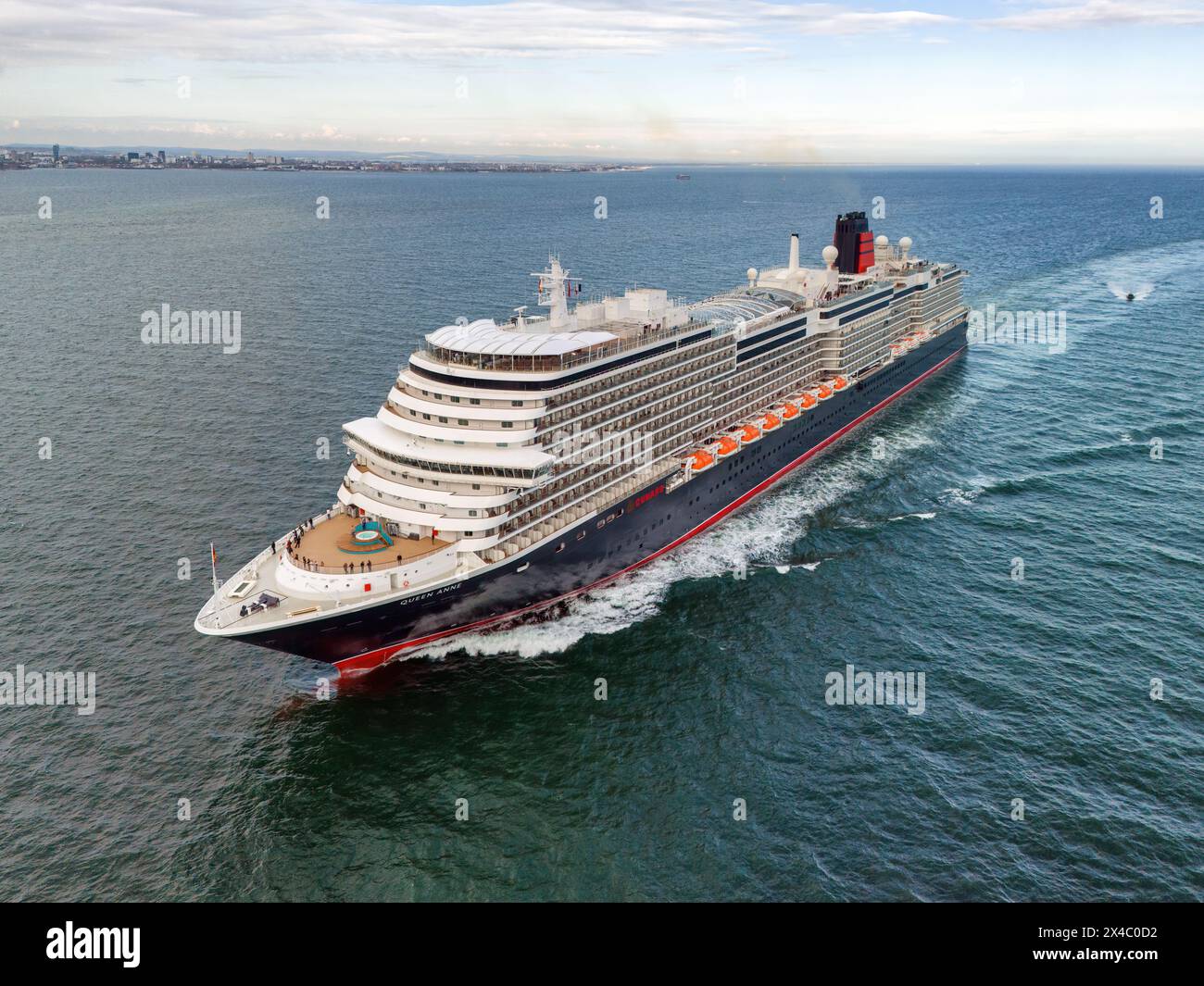 Arrivo nel Regno Unito della Queen Anne, una nave da crociera di classe Pinnacle operata da Cunard Line, parte della Carnival Corporation il 30 aprile 2024. Foto Stock