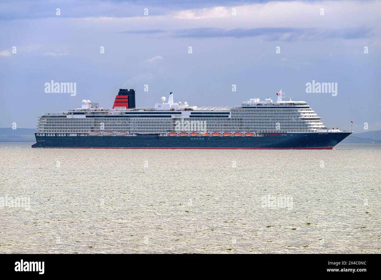 Arrivo nel Regno Unito della Queen Anne, una nave da crociera di classe Pinnacle operata da Cunard Line, parte della Carnival Corporation il 30 aprile 2024. Foto Stock