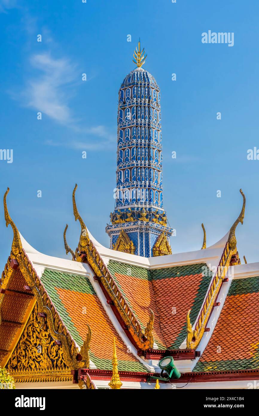 Colorati tetti in porcellana Stupa Prang, Grand Palace, Bangkok, Thailandia. Una delle otto torri per diverse sette buddiste, il palazzo fu la residenza del re di Thailandia dal 1782 al 1925 Foto Stock