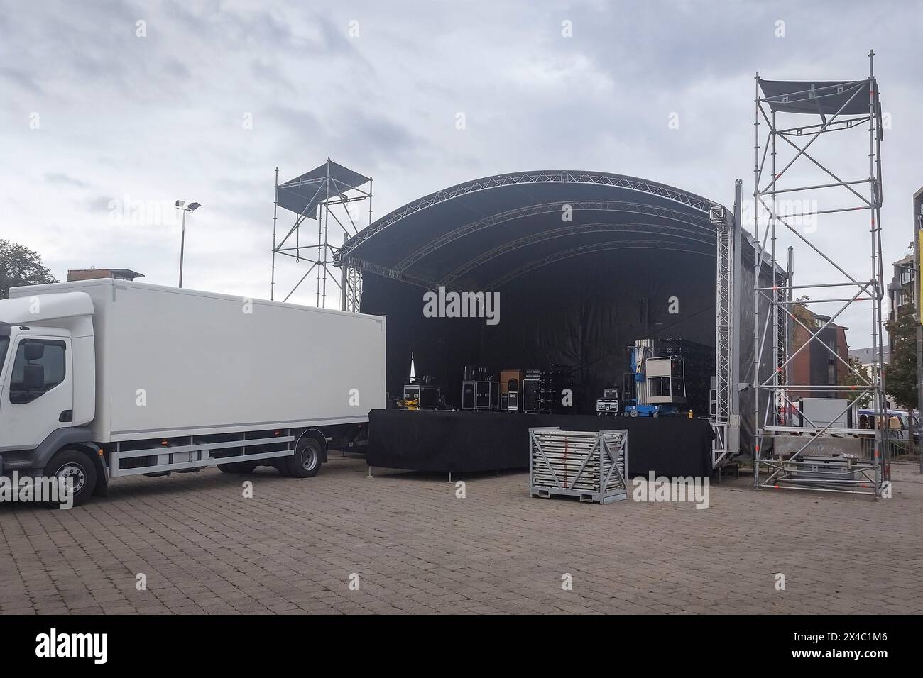 Installazione di un palco mobile per un concerto professionale all'aperto Foto Stock