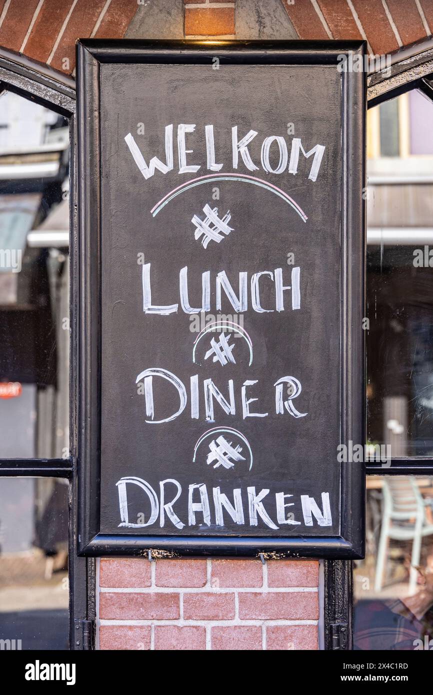 Paesi Bassi, Olanda settentrionale, Enkhuizen. Firma fuori da un bar con scritto. "Benvenuto, pranzo, cena, bevande". Foto Stock