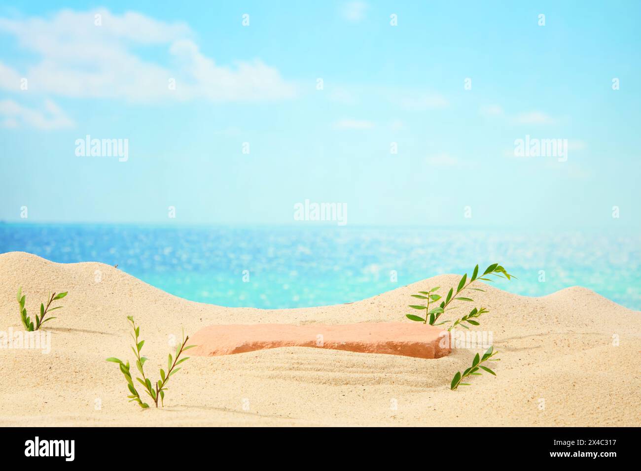 Podio in mattoni con spazio di copia per la presentazione del prodotto su sfondo di sabbia, mare e cielo blu. Ambientazione minimalista per la pubblicità con vacanze estive Foto Stock